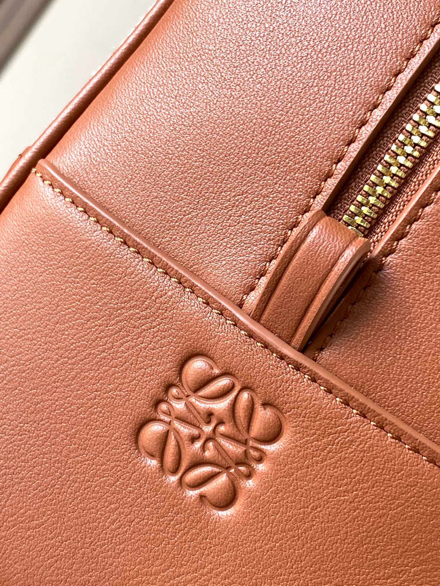 Christian Louboutin 限时特价纳帕牛皮革 Amazona 28手袋 Amazona 是 LOE WE 的标志性手袋