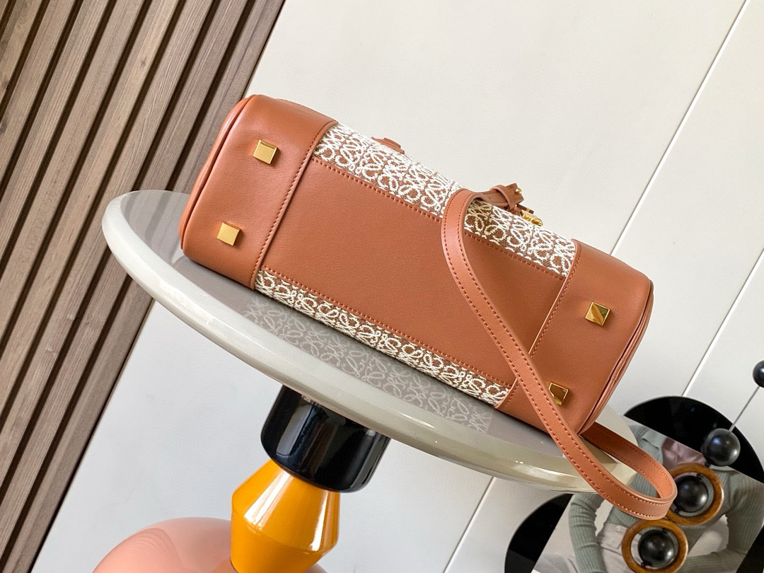 Christian Louboutin 限时特价纳帕牛皮革 Amazona 28手袋 Amazona 是 LOE WE 的标志性手袋
