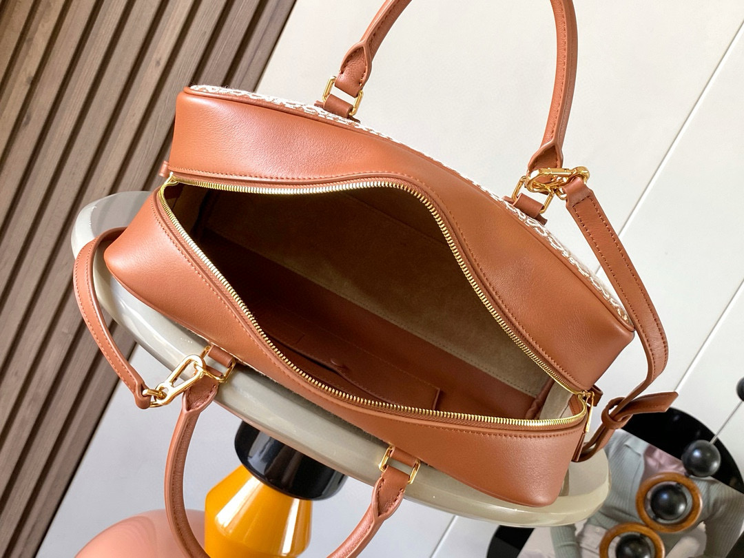 Christian Louboutin 限时特价纳帕牛皮革 Amazona 28手袋 Amazona 是 LOE WE 的标志性手袋