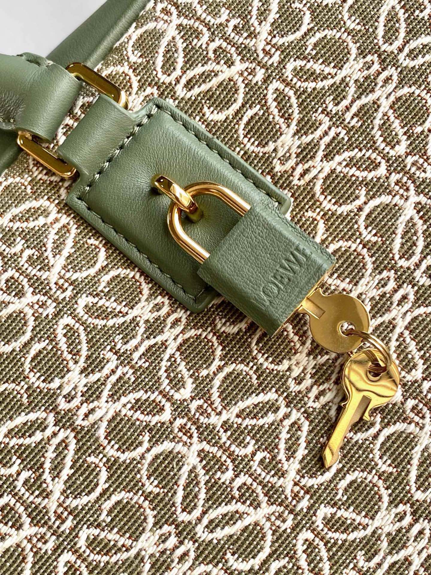 Christian Louboutin 限时特价纳帕牛皮革 Amazona 28手袋 Amazona 是 LOE WE 的标志性手袋