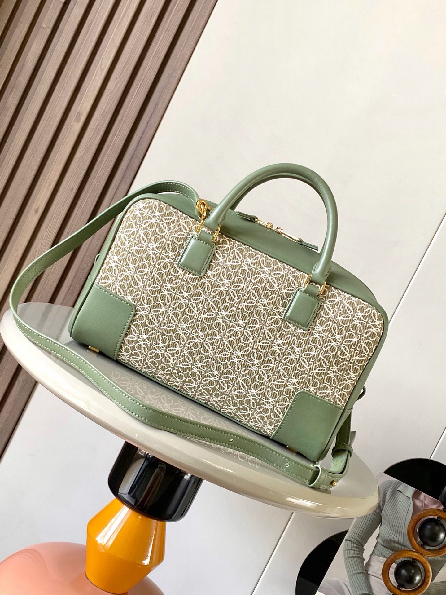 Christian Louboutin 限时特价纳帕牛皮革 Amazona 28手袋 Amazona 是 LOE WE 的标志性手袋