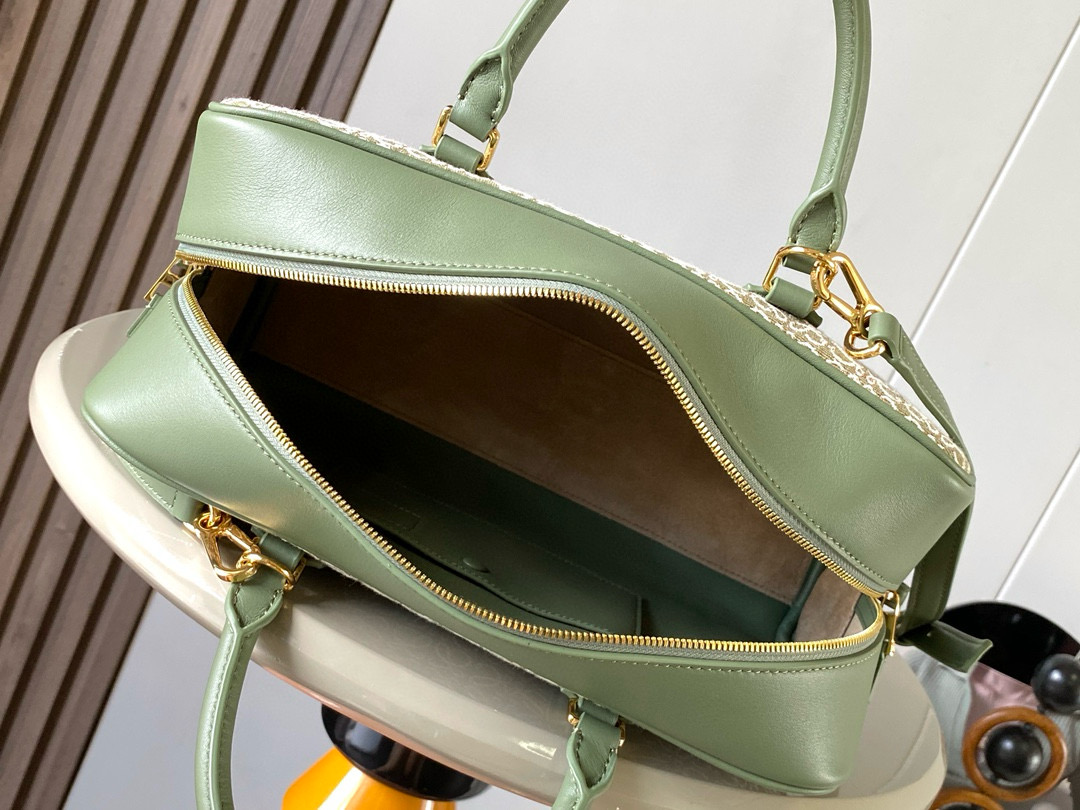 Christian Louboutin 限时特价纳帕牛皮革 Amazona 28手袋 Amazona 是 LOE WE 的标志性手袋