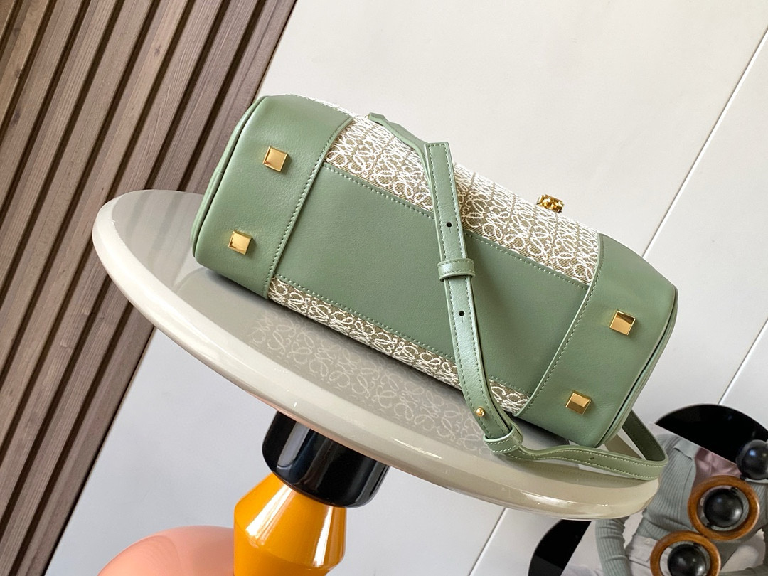 Christian Louboutin 限时特价纳帕牛皮革 Amazona 28手袋 Amazona 是 LOE WE 的标志性手袋