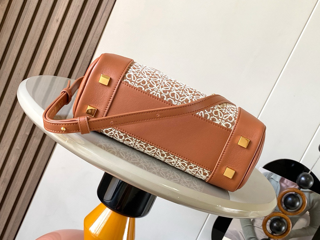 Christian Louboutin 限时特价纳帕牛皮革 Amazona 23 手袋 Amazona 是 LOE WE 的标志性手袋
