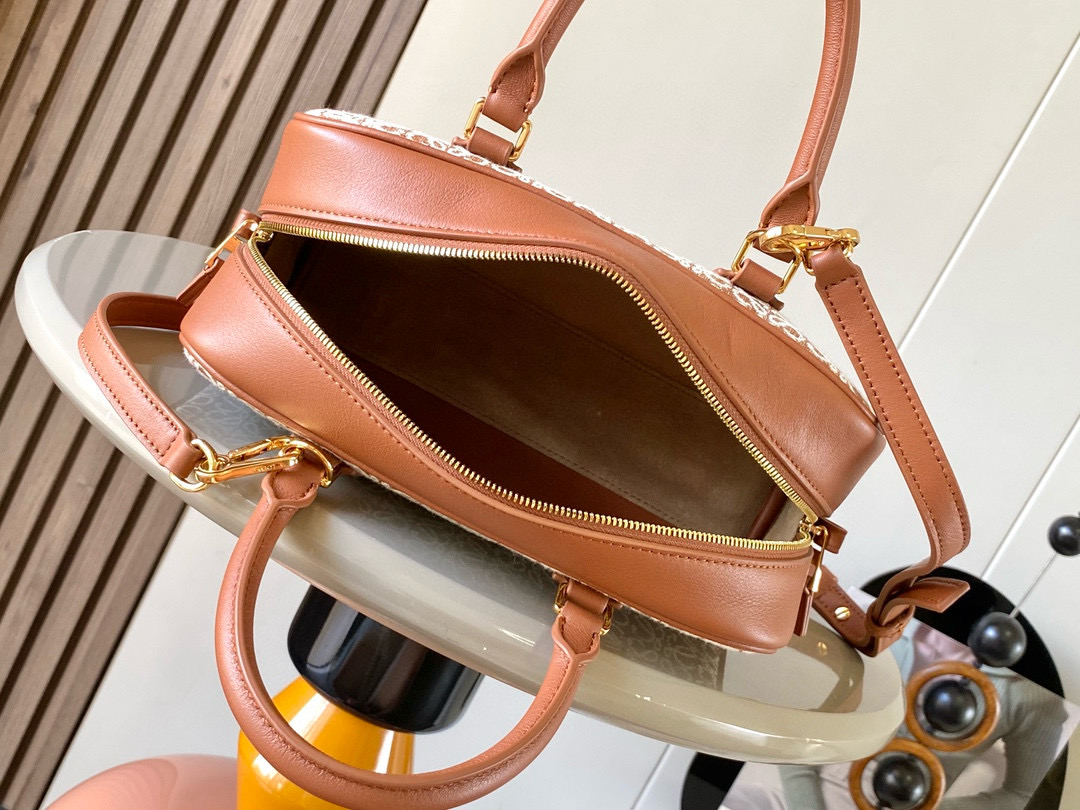 Christian Louboutin 限时特价纳帕牛皮革 Amazona 23 手袋 Amazona 是 LOE WE 的标志性手袋