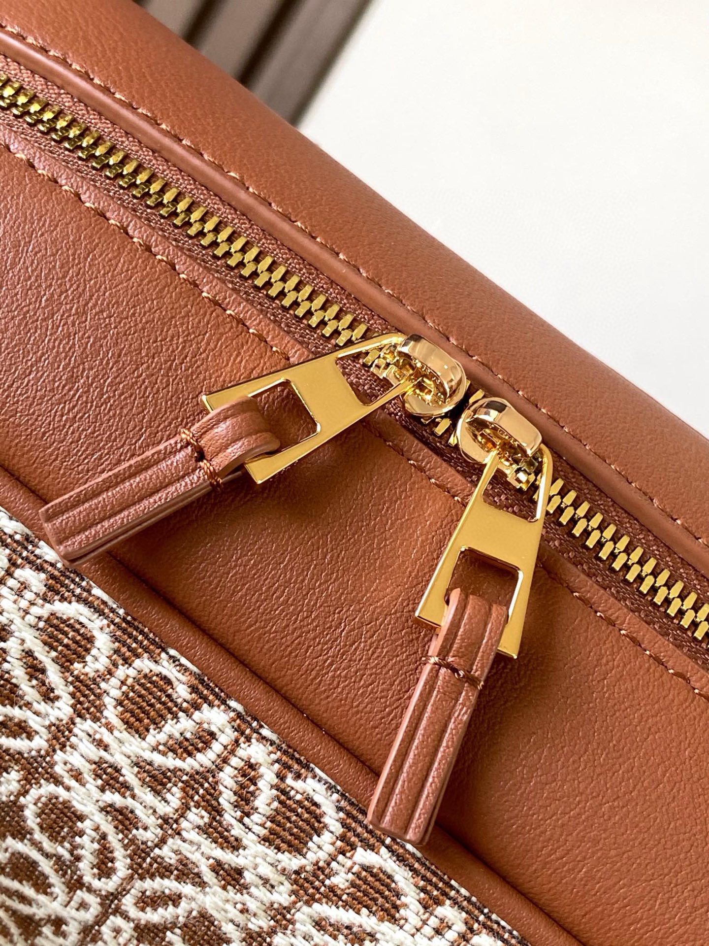 Christian Louboutin 限时特价纳帕牛皮革 Amazona 23 手袋 Amazona 是 LOE WE 的标志性手袋