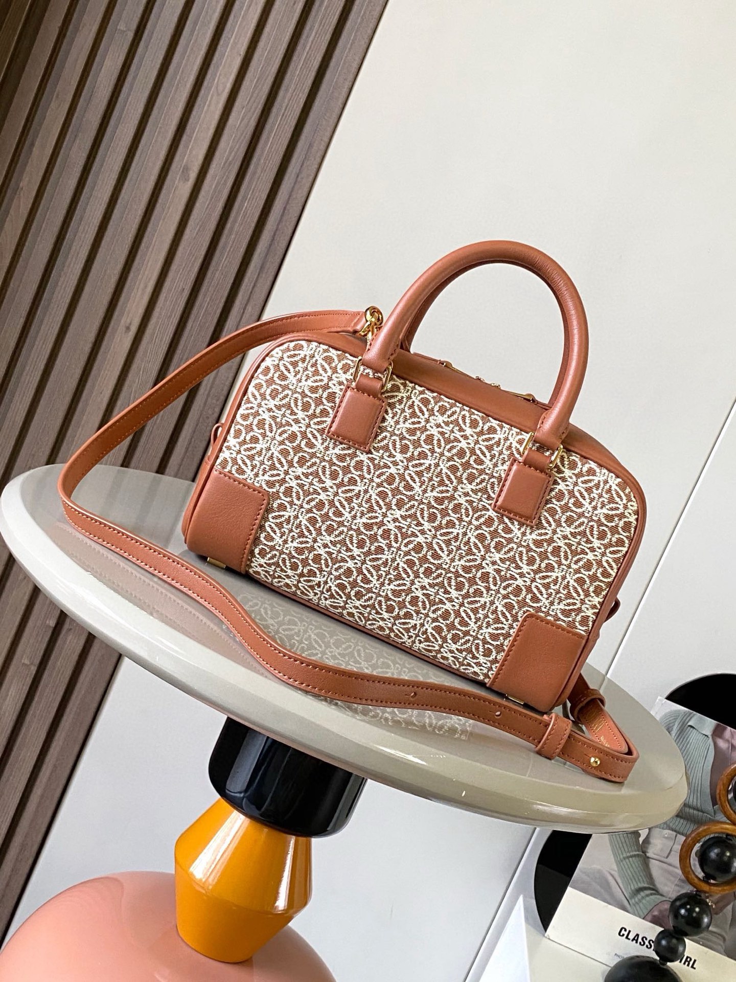 Christian Louboutin 限时特价纳帕牛皮革 Amazona 23 手袋 Amazona 是 LOE WE 的标志性手袋
