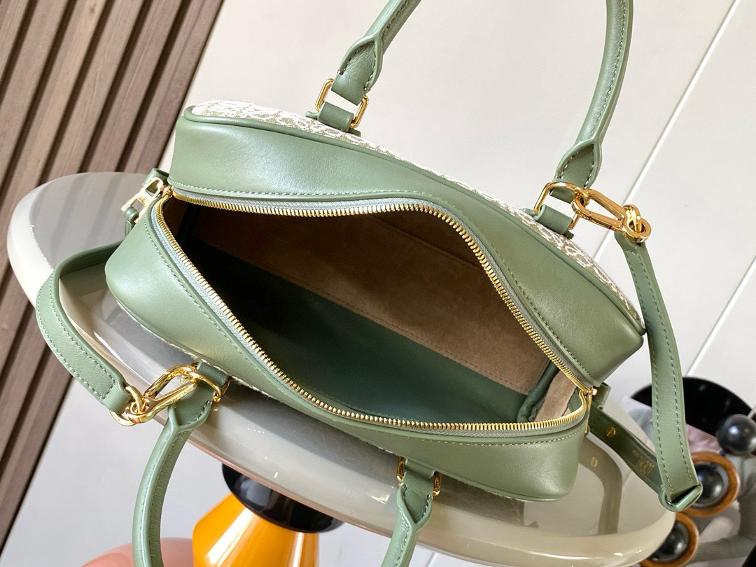 Christian Louboutin 限时特价纳帕牛皮革 Amazona 23 手袋 Amazona 是 LOE WE 的标志性手袋