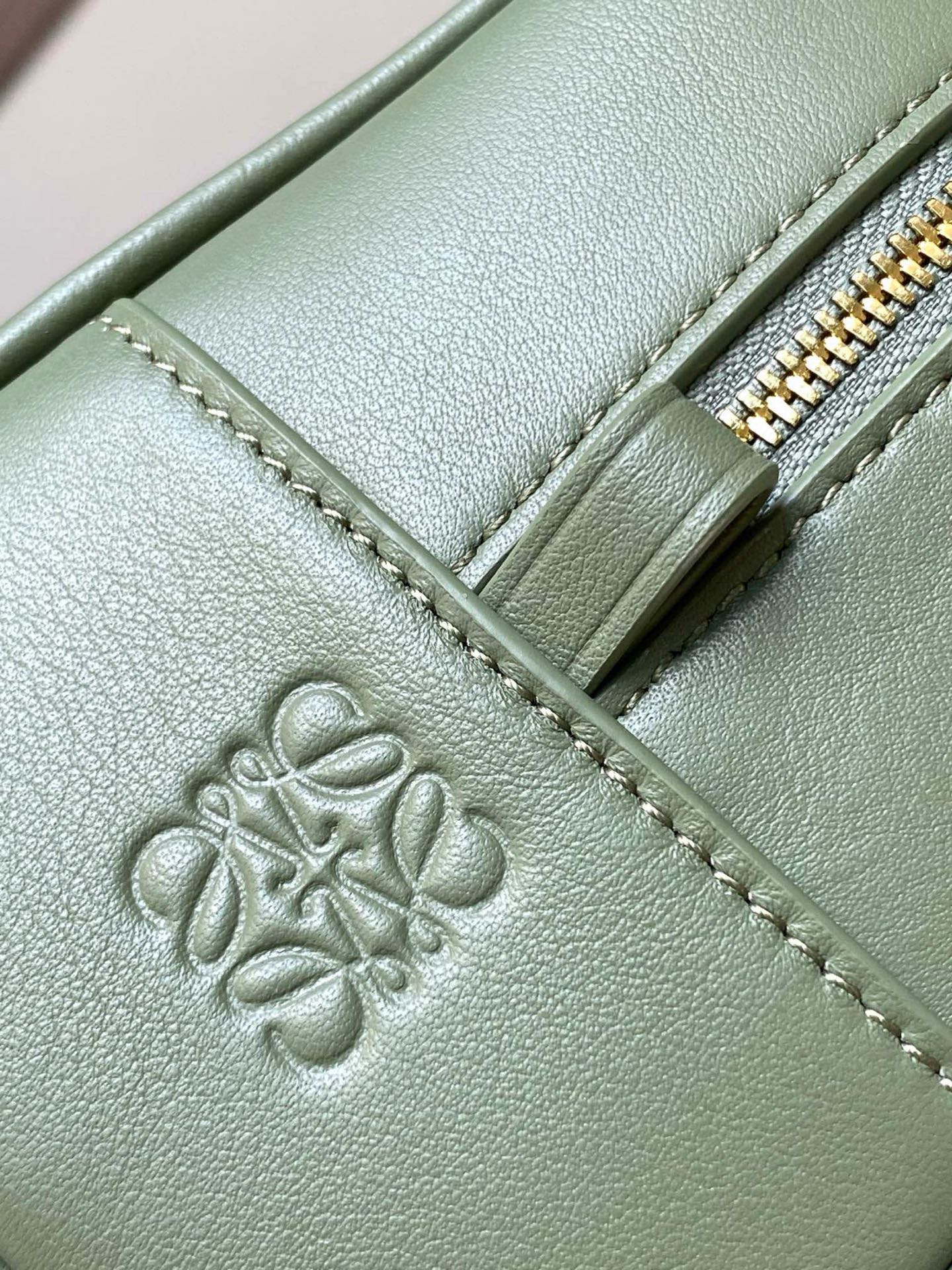 Christian Louboutin 限时特价纳帕牛皮革 Amazona 23 手袋 Amazona 是 LOE WE 的标志性手袋