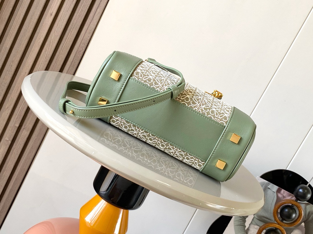 Christian Louboutin 限时特价纳帕牛皮革 Amazona 23 手袋 Amazona 是 LOE WE 的标志性手袋