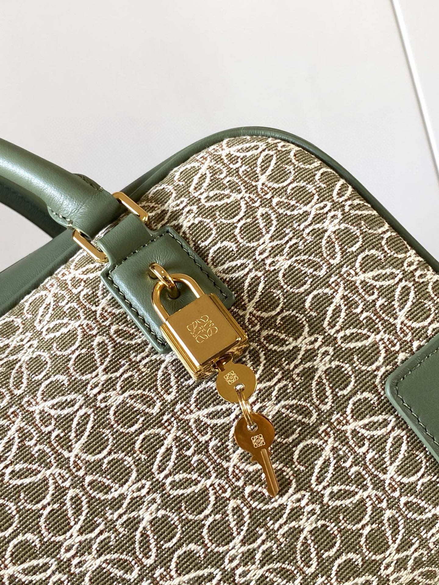 Christian Louboutin 限时特价纳帕牛皮革 Amazona 23 手袋 Amazona 是 LOE WE 的标志性手袋