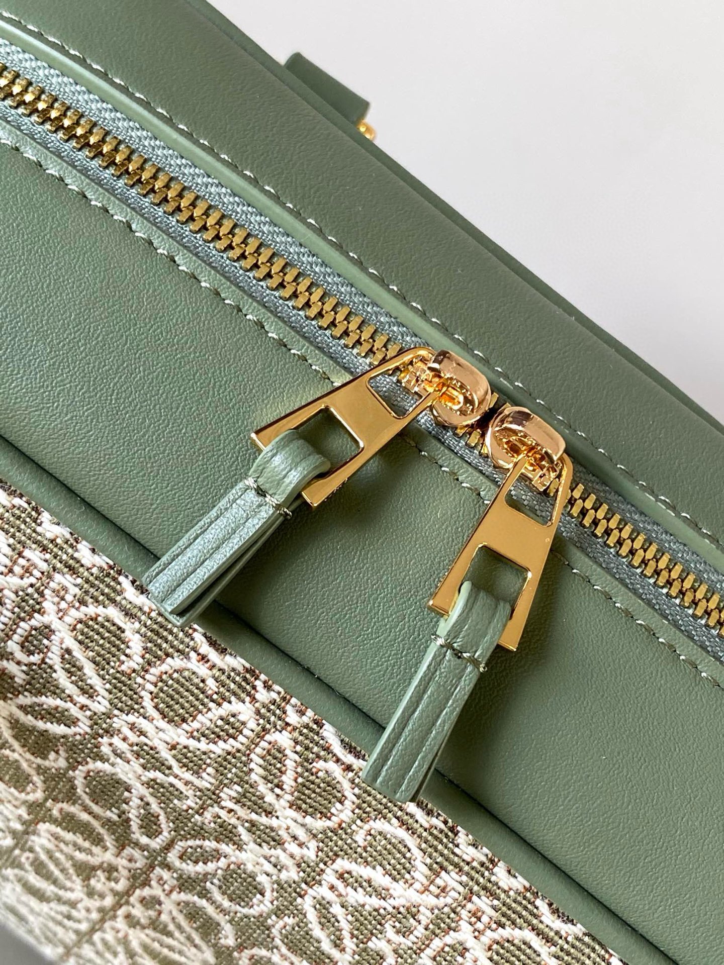 Christian Louboutin 限时特价纳帕牛皮革 Amazona 23 手袋 Amazona 是 LOE WE 的标志性手袋