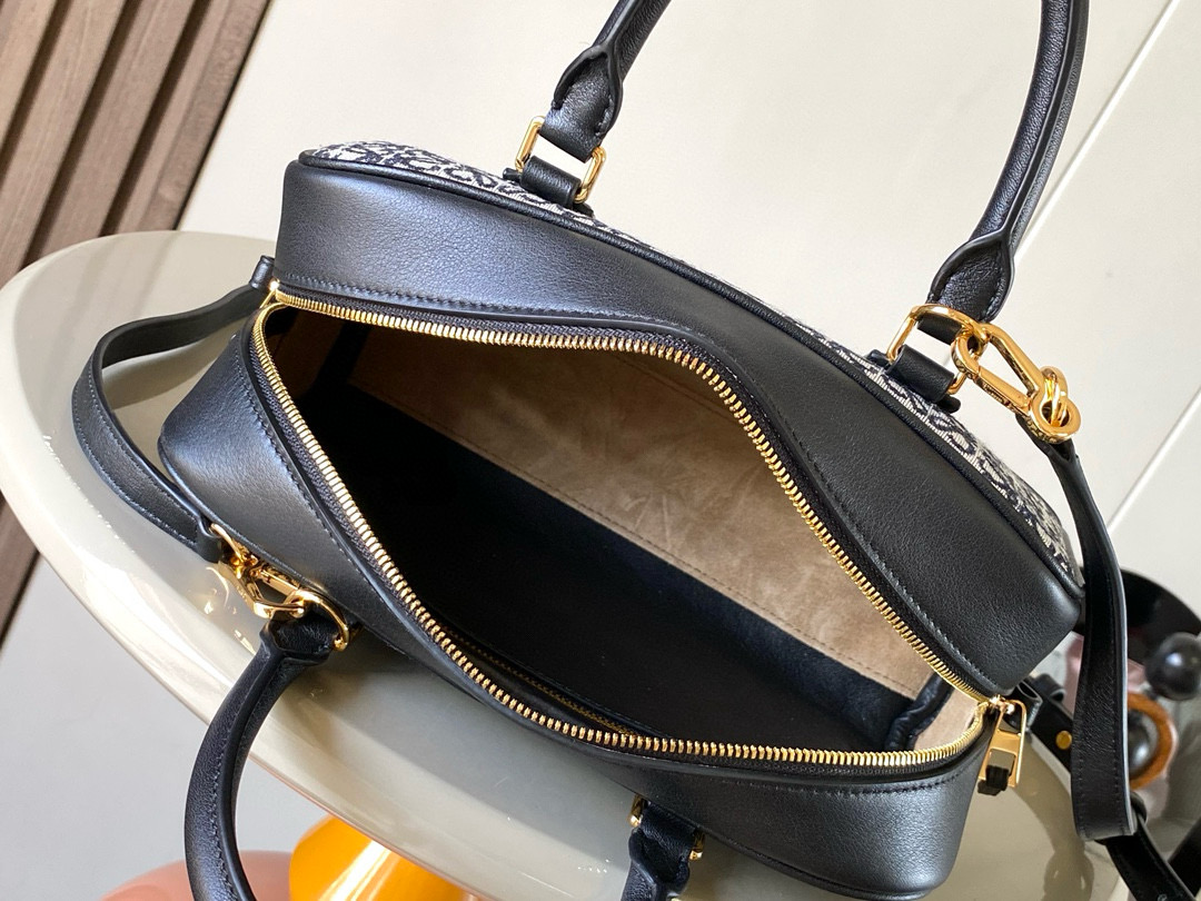 Christian Louboutin 限时特价纳帕牛皮革 Amazona 23 手袋 Amazona 是 LOE WE 的标志性手袋