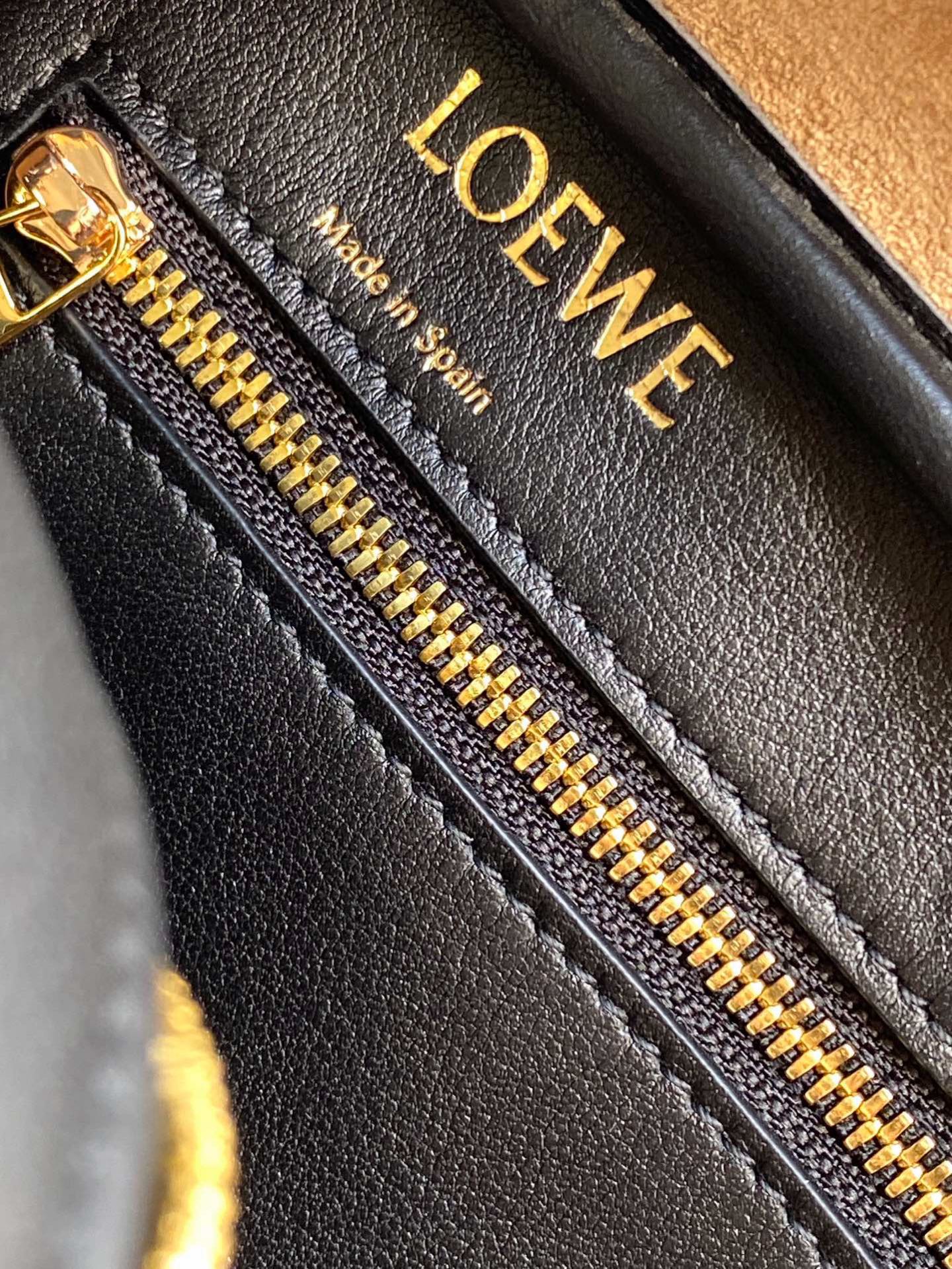 Christian Louboutin 限时特价纳帕牛皮革 Amazona 23 手袋 Amazona 是 LOE WE 的标志性手袋