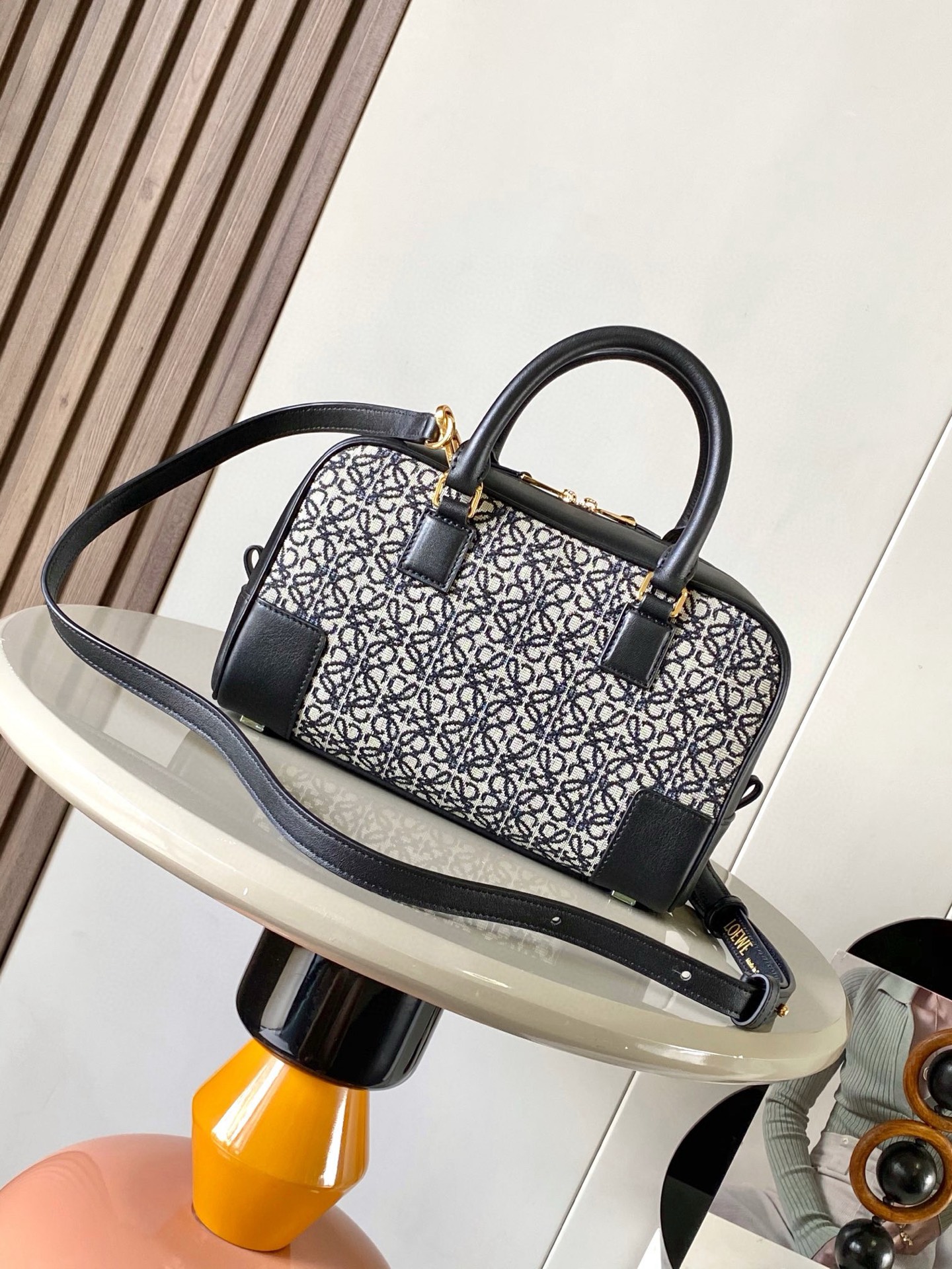 Christian Louboutin 限时特价纳帕牛皮革 Amazona 23 手袋 Amazona 是 LOE WE 的标志性手袋