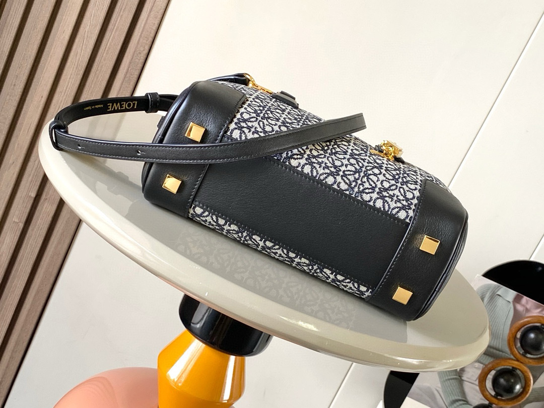 Christian Louboutin 限时特价纳帕牛皮革 Amazona 23 手袋 Amazona 是 LOE WE 的标志性手袋