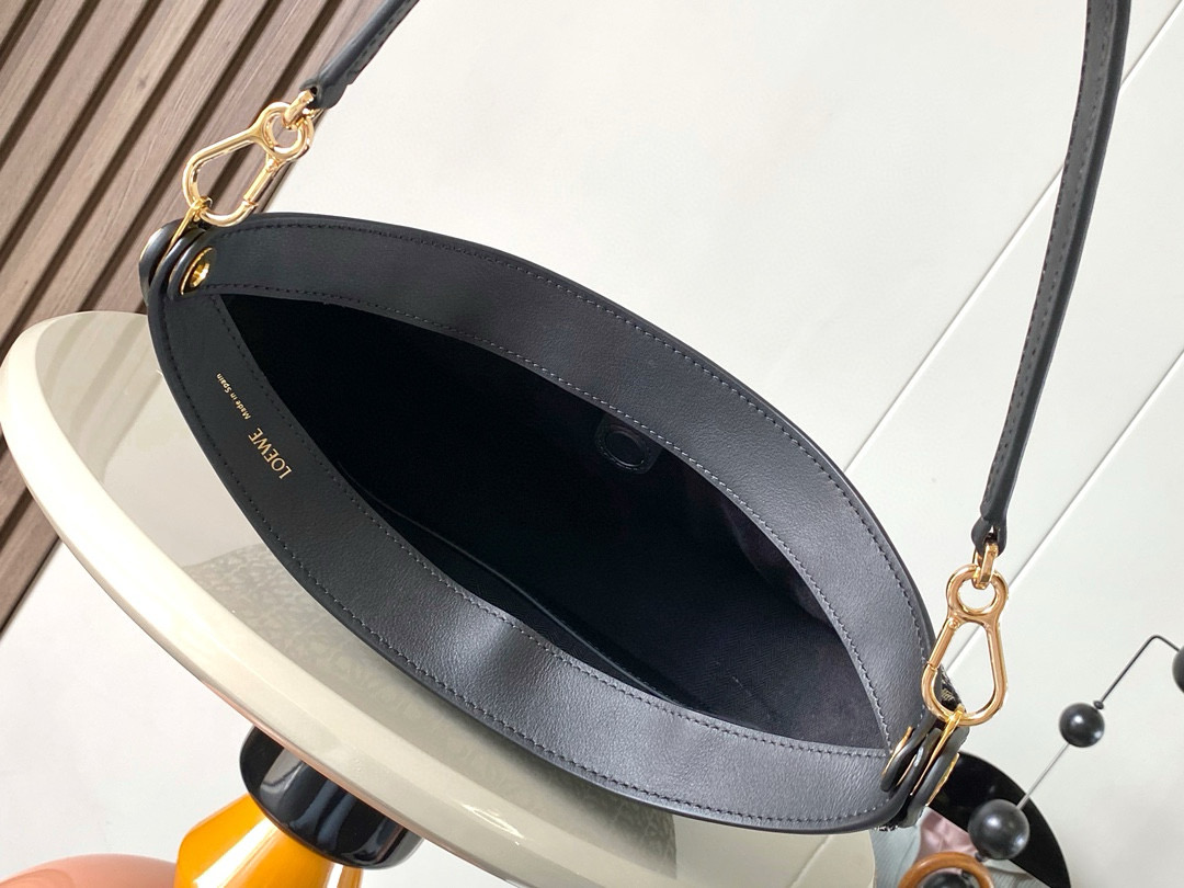 Loewe 限时特价Luna 半月形Hobo手袋 包身设计线条柔美 雕塑廓形和弧形双唇开合