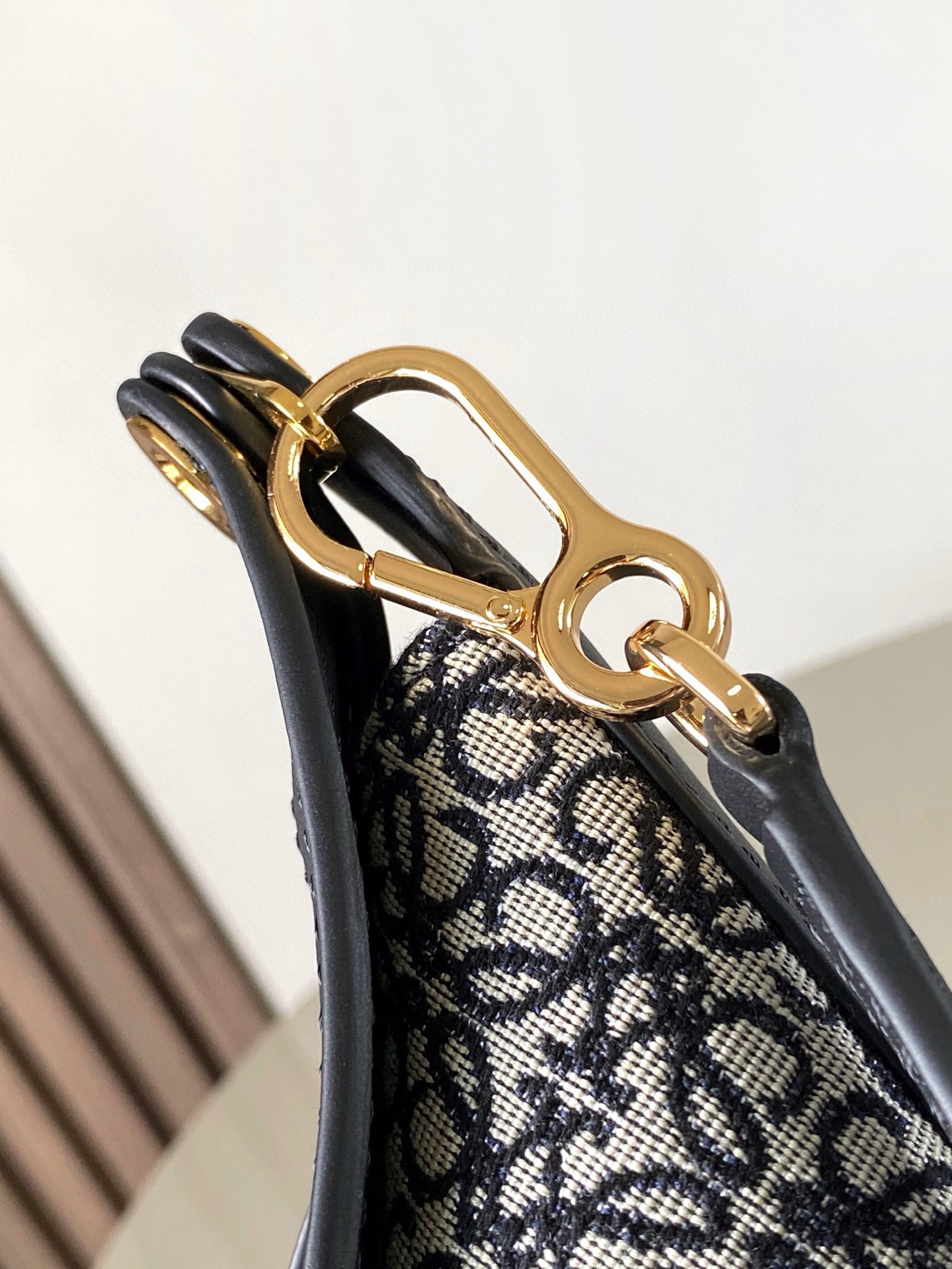 Loewe 限时特价Luna 半月形Hobo手袋 包身设计线条柔美 雕塑廓形和弧形双唇开合