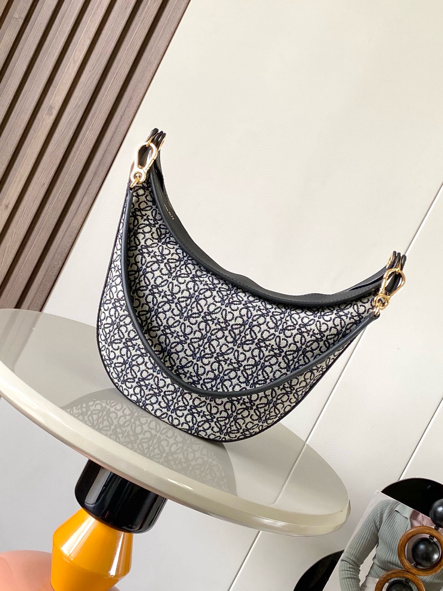 Loewe 限时特价Luna 半月形Hobo手袋 包身设计线条柔美 雕塑廓形和弧形双唇开合