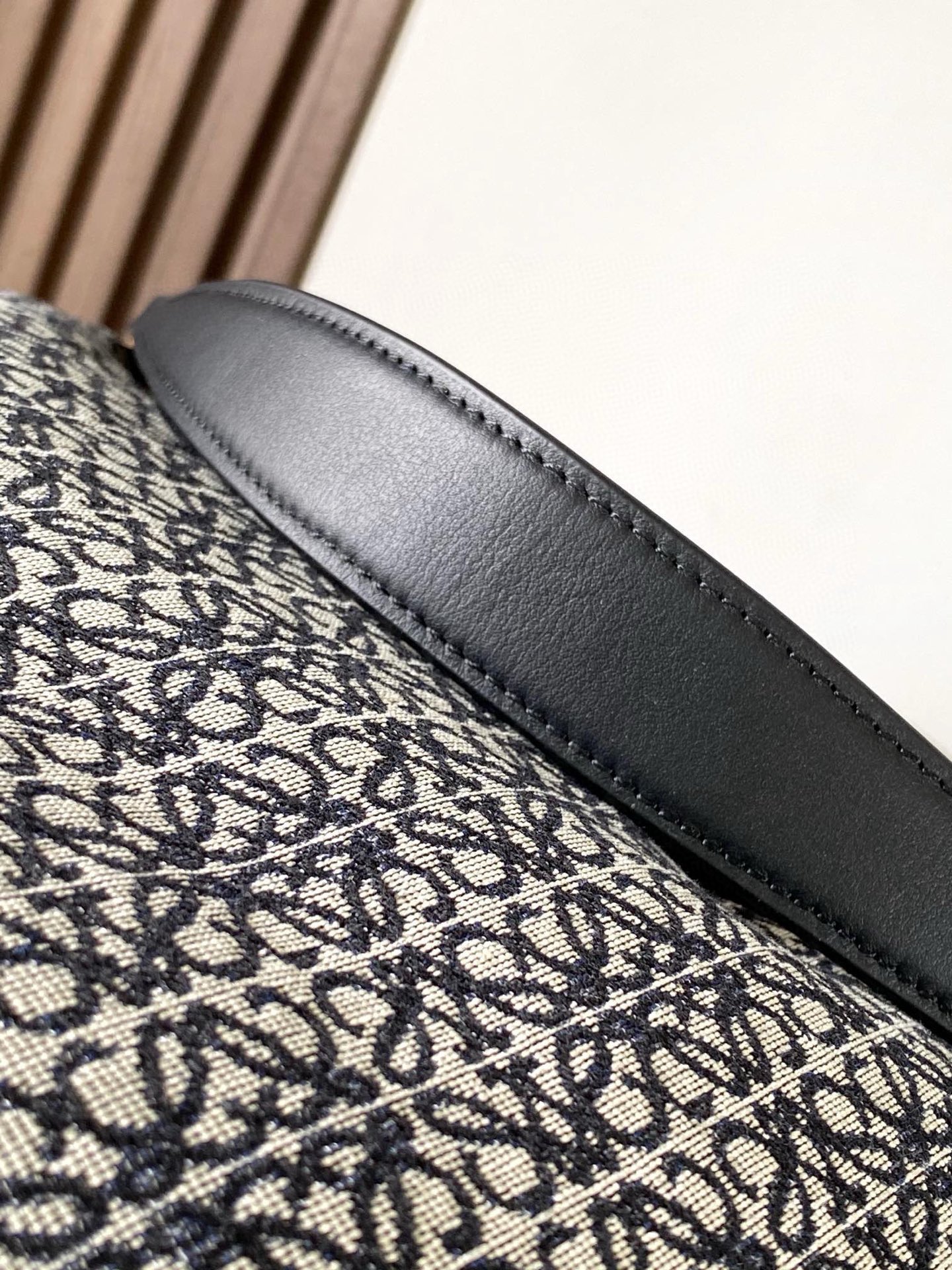 Loewe 限时特价Luna 半月形Hobo手袋 包身设计线条柔美 雕塑廓形和弧形双唇开合