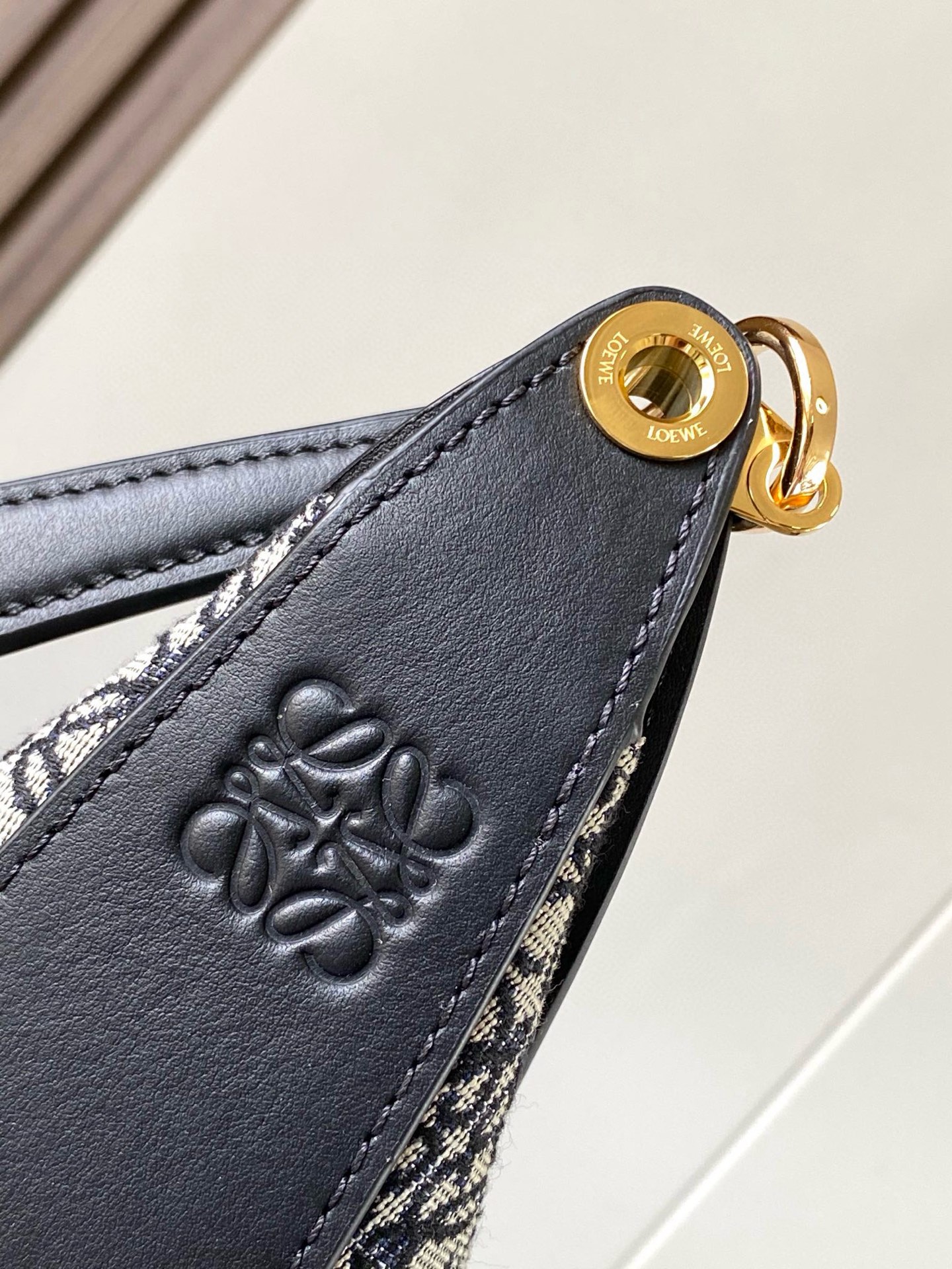 Loewe 限时特价Luna 半月形Hobo手袋 包身设计线条柔美 雕塑廓形和弧形双唇开合