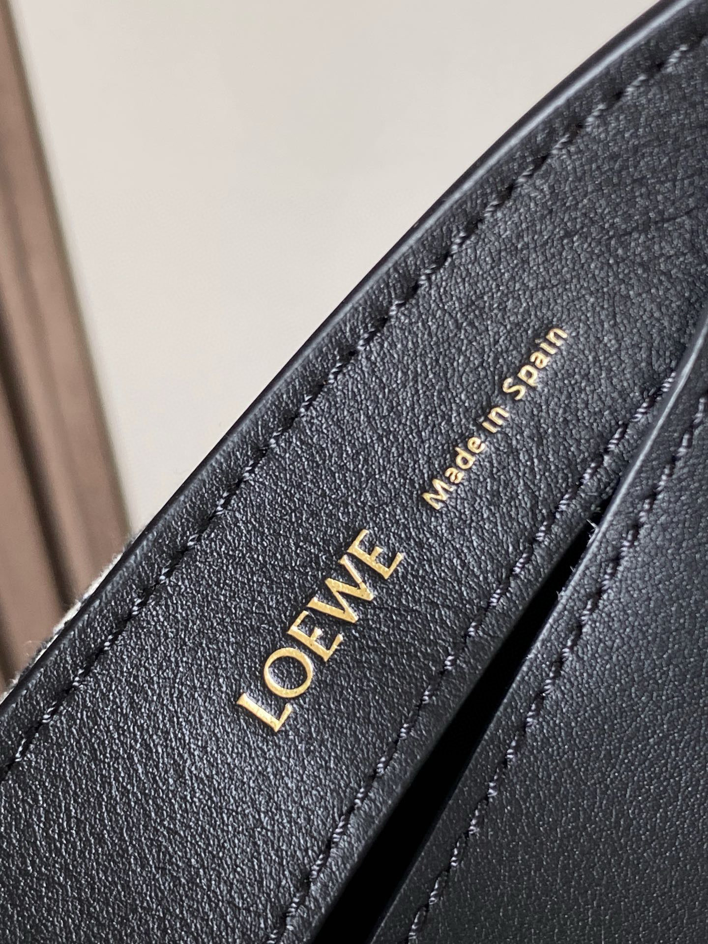 Loewe 限时特价Luna 半月形Hobo手袋 包身设计线条柔美 雕塑廓形和弧形双唇开合