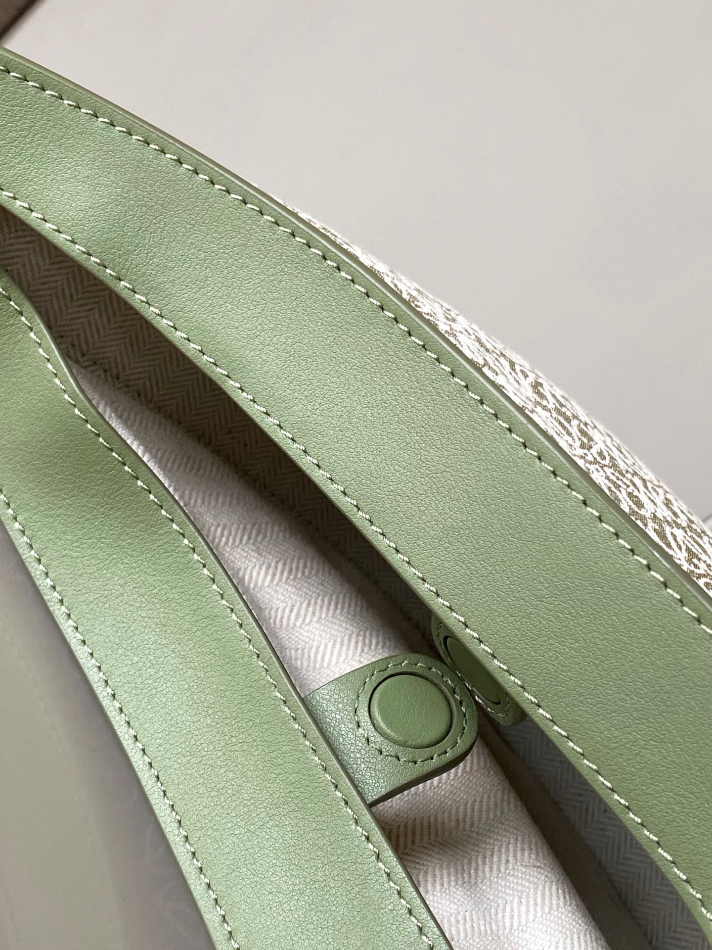 Loewe 限时特价Luna 半月形Hobo手袋 包身设计线条柔美 雕塑廓形和弧形双唇开合