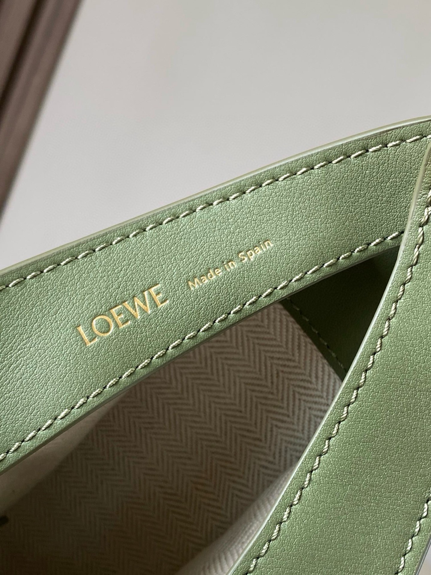 Loewe 限时特价Luna 半月形Hobo手袋 包身设计线条柔美 雕塑廓形和弧形双唇开合