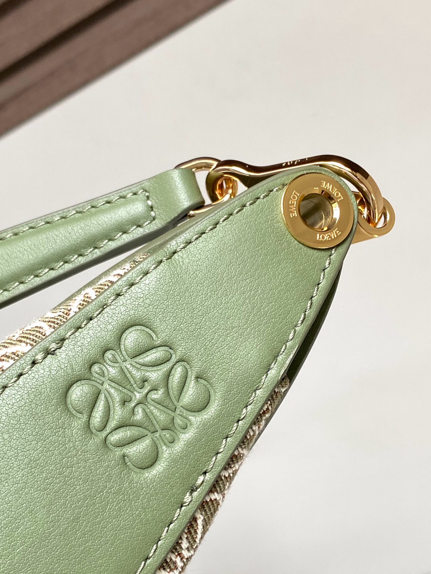 Loewe 限时特价Luna 半月形Hobo手袋 包身设计线条柔美 雕塑廓形和弧形双唇开合