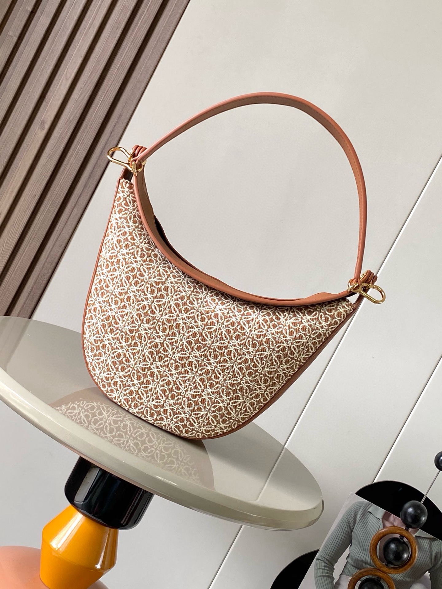 NO:205490,The authentic Luna half-moon Hobo handbag design has soft lines, sculptural silhouette and curved lips, hidden sliding holes, and removable shoulder straps to make its shape more varied. This version uses Anagram jacquard cloth and classic cowhide leather to make its back, with detachable shoulder straps, an internal insertion bag, herringbone cotton canvas lining, and a smooth crescent shape. It not only lengthens the proportion of the whole person, but also does not jamm, and has a particularly good sense of comfort. The wide shoulder strap design does not press down on the shoulder suction buckle opening and closing, and it is more convenient to operate. The internal capacity is also large. The sunglasses folding umbrella can easily arrange the hidden sliding hanging rings on both sides, and can attach shoulder straps or hanging decorations to facilitate control in various occasions. It is a bag that shows temperament and has a high daily usage rate. Size 34cm～9cm～30cm Model 9072  Color brown flowers, Loewe, cowhide19860909正品级 Luna 半月形Hobo手袋包身设计线条柔美,雕塑廓形和弧形双唇开合,隐藏式滑动孔眼,可拆卸肩带令其造型更加多变.这个版本采用Anagram提花布和经典牛皮革制成肩背,可拆卸肩带,一个内部插袋,人字纹棉质帆布衬里,流畅的新月造型,不仅能将整个人的比例拉长上身也不卡,舒适感特别好 宽肩带设计也不压肩膀吸扣开口开合更方便操作 内部容量也很大,墨镜折叠伞都可以轻松安排两侧隐藏的滑动挂环,可以附加肩带或挂饰方便各种场合的驾驭.是一款显气质、日常使用率很高的包 size 34cm～9cm～30cm 型号9072 颜色棕色小花,罗意威,loewe,cowhide,Bag