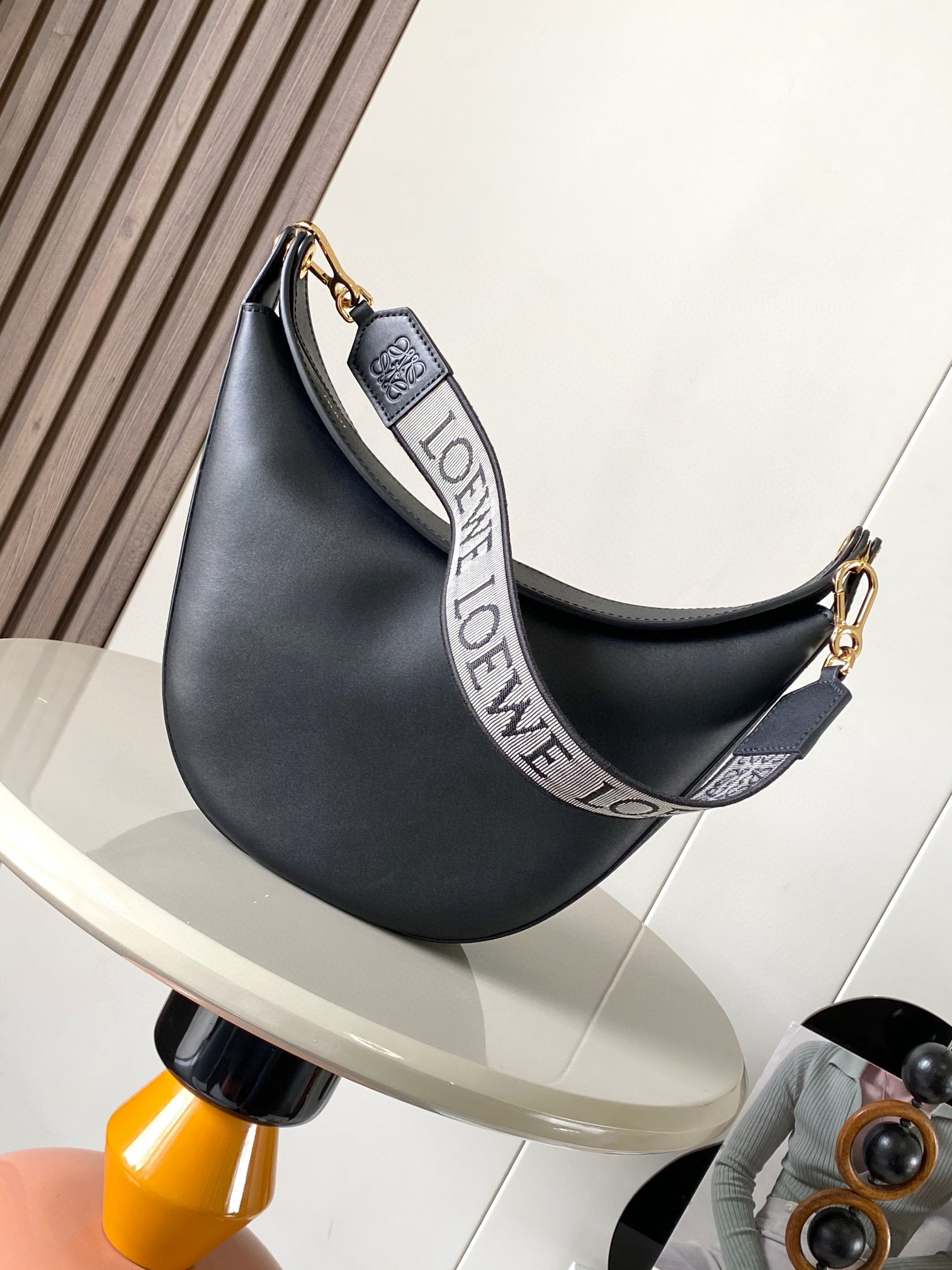 Loewe 限时特价Luna 半月形Hobo手袋 包身设计线条柔美 雕塑廓形和弧形双唇开合