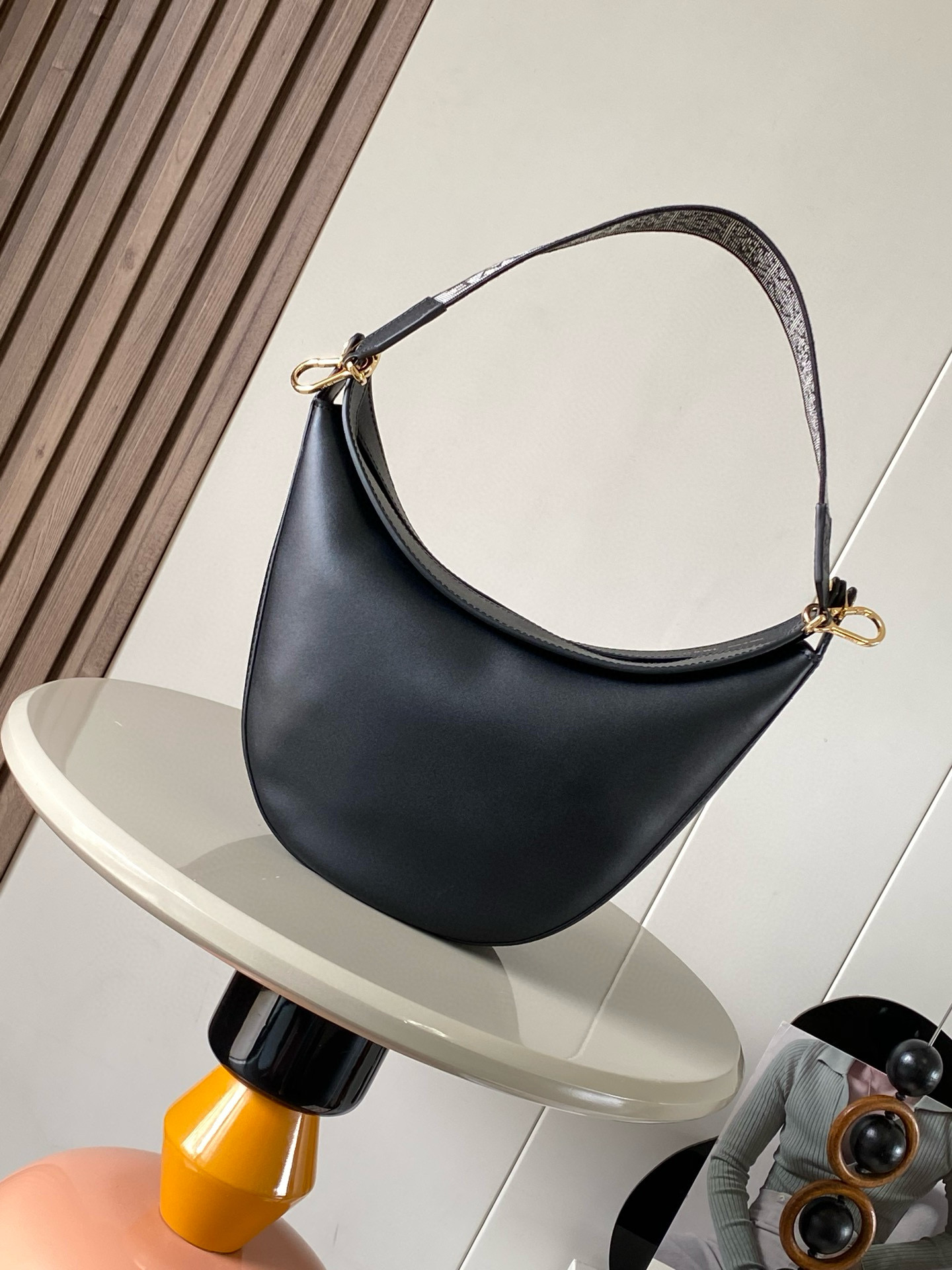 NO:205492,The authentic Luna half-moon Hobo handbag design has soft lines, sculptural silhouette and curved lips, hidden sliding holes, and removable shoulder straps to make its shape more varied. This version is made of satin cowhide leather and is equipped with L0EWE jacquard strap. The shoulder can be detached, an internal insertion bag, herringbone cotton canvas lining, and the smooth crescent shape can not only lengthen the proportion of the whole person, but also not stuck, and the comfort is particularly good. The wide shoulder strap design does not press down on the shoulder suction buckle opening and closing is more convenient to operate. The internal capacity is also large. The sunglasses folding umbrella can easily arrange the hidden sliding hanging rings on both sides. Shoulder straps or hanging decorations can be attached to facilitate the control of various occasions. It is a bag with temperament and high daily usage rate. Size 34cm～9cm～30cm Model 9072 Color black, Luo Yiwei, loewe19860909正品级 Luna半月形Hobo手袋包身设计线条柔美,雕塑廓形和弧形双唇开合,隐藏式滑动孔眼,可拆卸肩带令其造型更加多变.这个版本采用缎面牛皮革制成,配有L0EWE提花带子.肩背可拆卸肩带,一个内部插袋,人字纹棉质帆布衬里,流畅的新月造型,不仅能将整个人的比例拉长上身也不卡,舒适感特别好宽肩带设计也不压肩膀吸扣开口开合更方便操作内部容量也很大,墨镜折叠伞都可以轻松安排两侧隐藏的滑动挂环,可以附加肩带或挂饰,方便各种场合的驾驭是一款显气质、日常使用率很高的包 size 34cm～9cm～30cm 型号9072 颜色黑色,罗意威,loewe,Bag