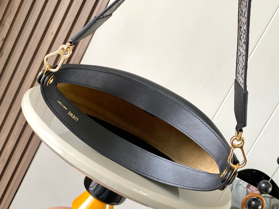 Loewe 限时特价Luna 半月形Hobo手袋 包身设计线条柔美 雕塑廓形和弧形双唇开合