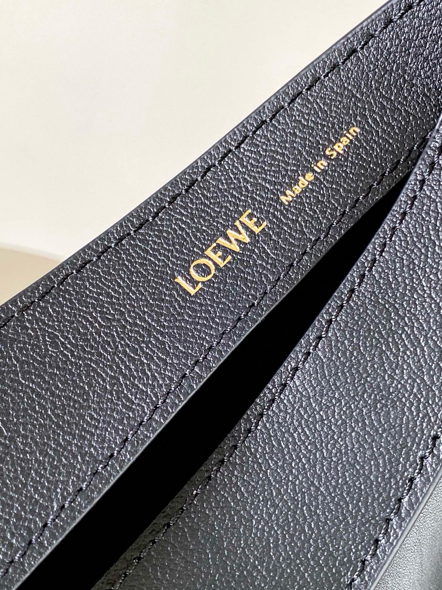 Loewe 限时特价Luna 半月形Hobo手袋 包身设计线条柔美 雕塑廓形和弧形双唇开合