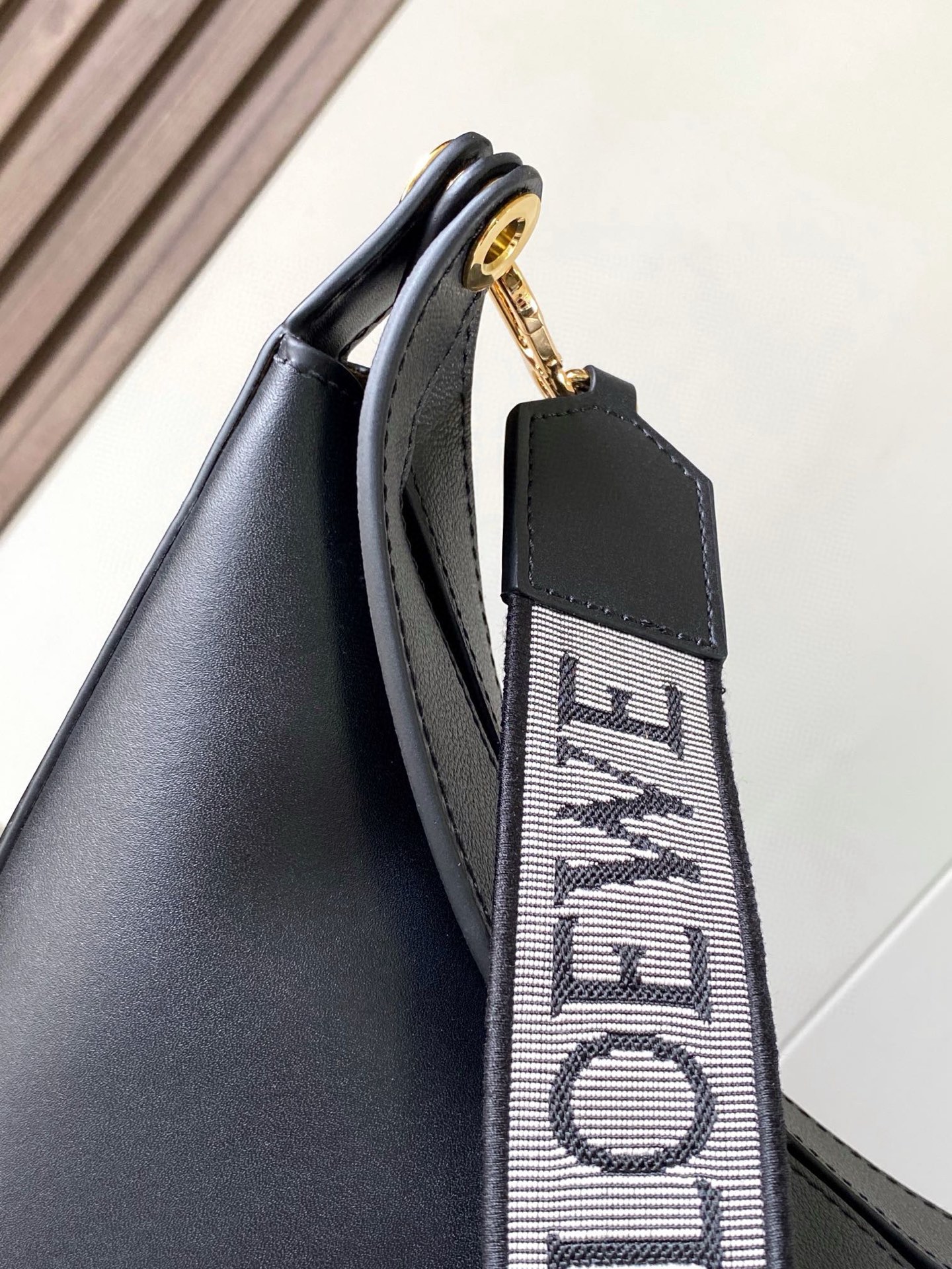Loewe 限时特价Luna 半月形Hobo手袋 包身设计线条柔美 雕塑廓形和弧形双唇开合