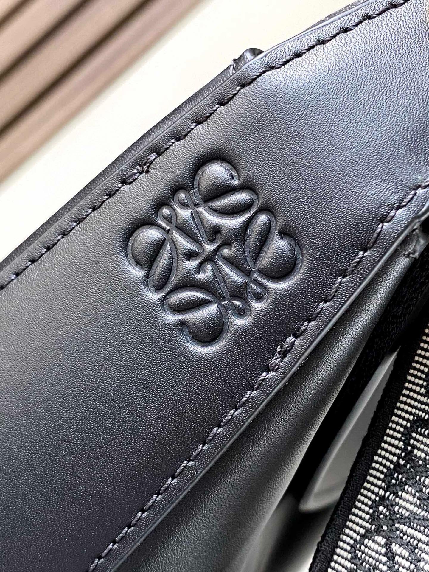 Loewe 限时特价Luna 半月形Hobo手袋 包身设计线条柔美 雕塑廓形和弧形双唇开合