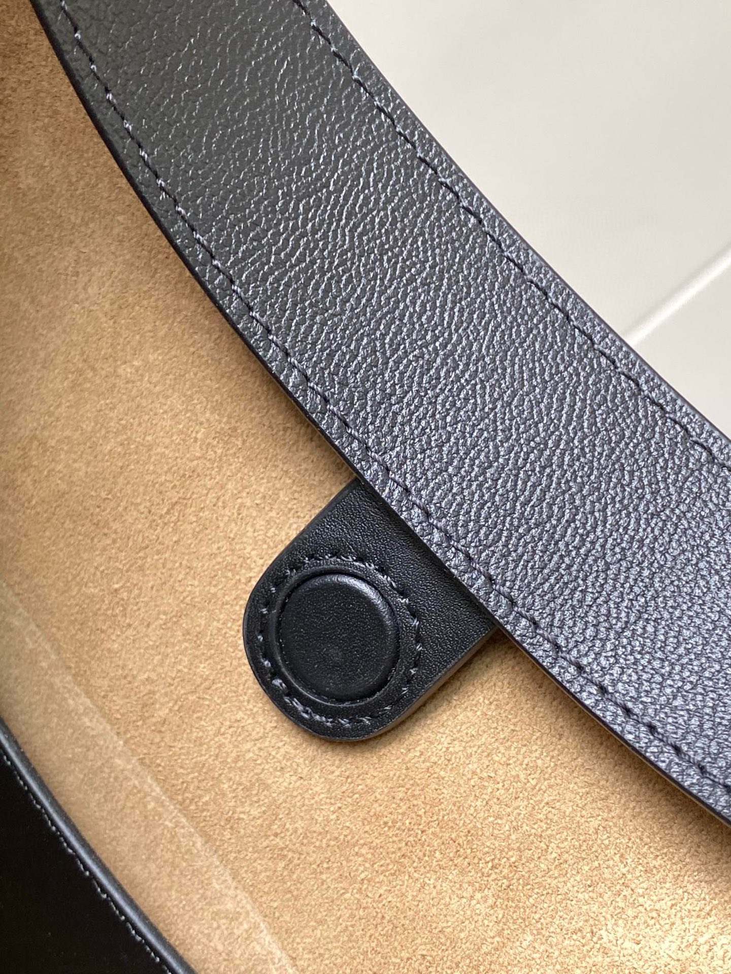 Loewe 限时特价Luna 半月形Hobo手袋 包身设计线条柔美 雕塑廓形和弧形双唇开合