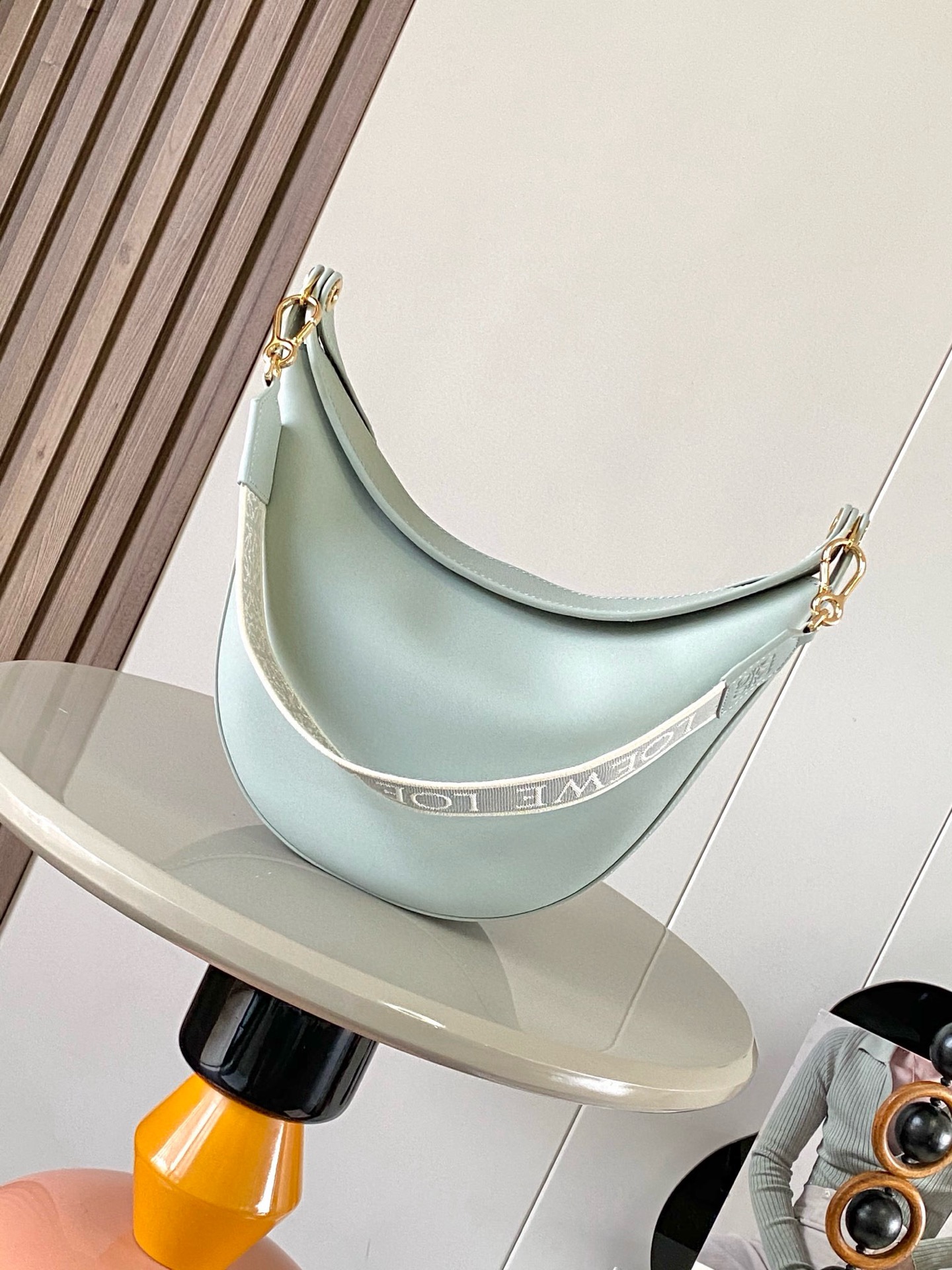 Loewe 限时特价Luna 半月形Hobo手袋 包身设计线条柔美 雕塑廓形和弧形双唇开合