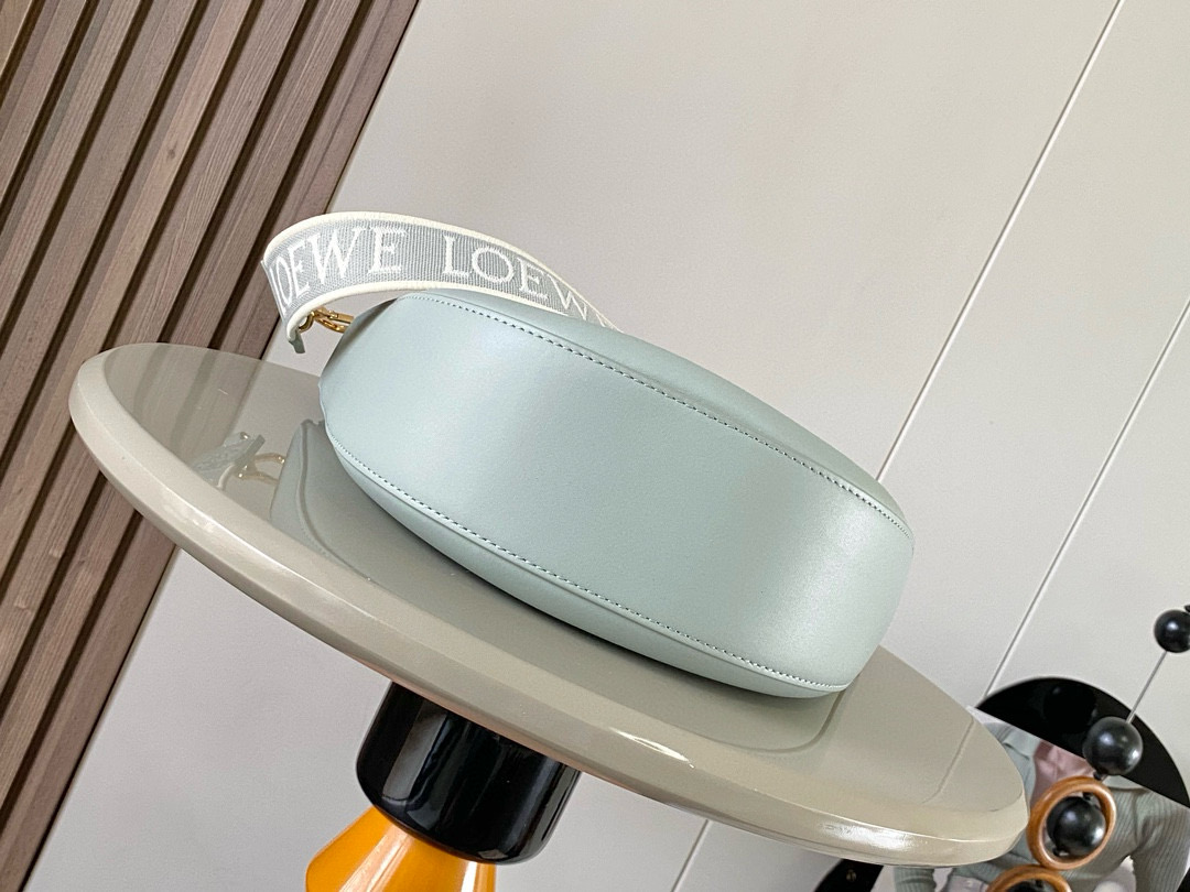 Loewe 限时特价Luna 半月形Hobo手袋 包身设计线条柔美 雕塑廓形和弧形双唇开合