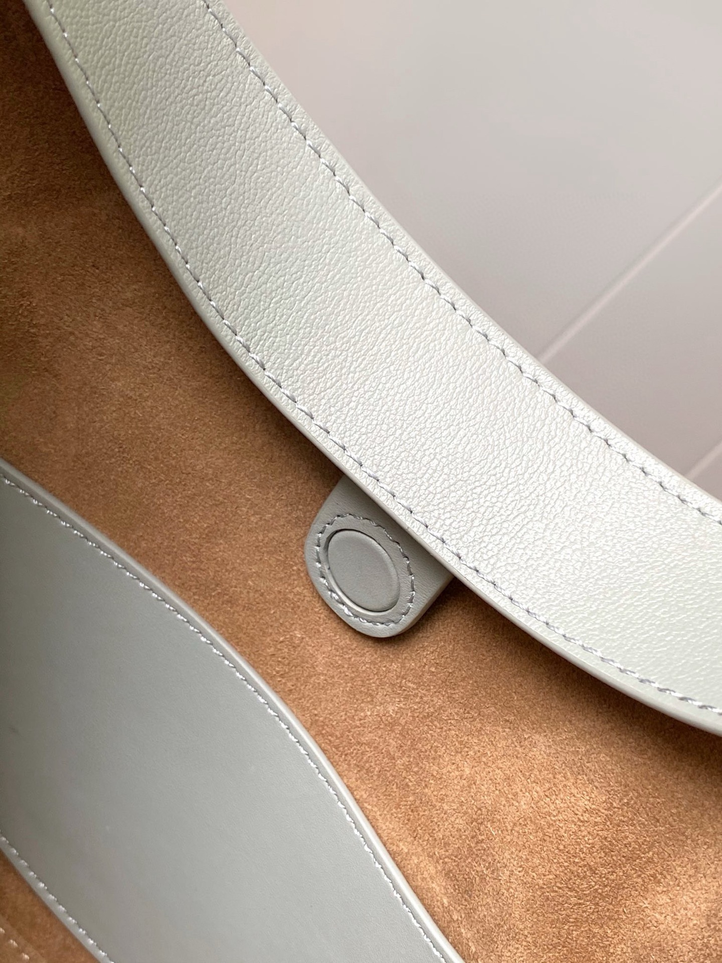 Loewe 限时特价Luna 半月形Hobo手袋 包身设计线条柔美 雕塑廓形和弧形双唇开合