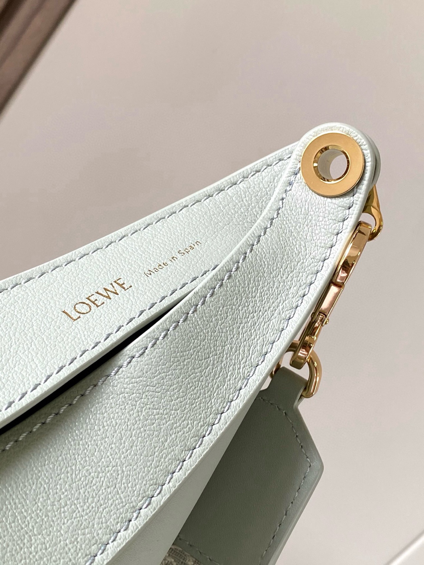 Loewe 限时特价Luna 半月形Hobo手袋 包身设计线条柔美 雕塑廓形和弧形双唇开合