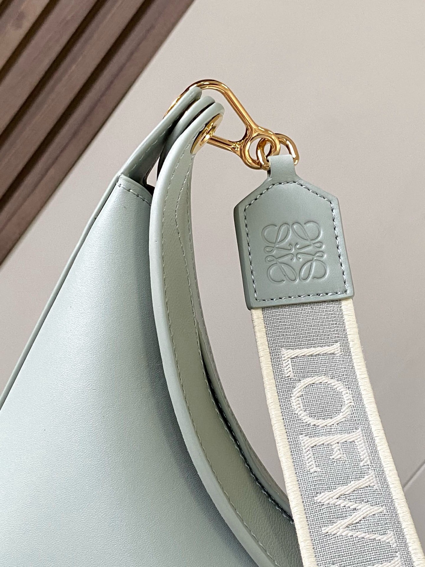 Loewe 限时特价Luna 半月形Hobo手袋 包身设计线条柔美 雕塑廓形和弧形双唇开合