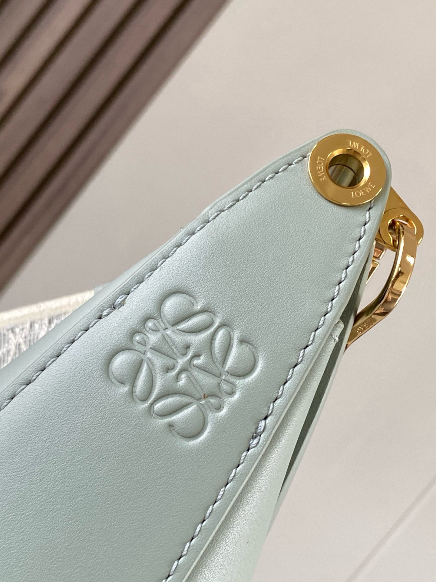 Loewe 限时特价Luna 半月形Hobo手袋 包身设计线条柔美 雕塑廓形和弧形双唇开合