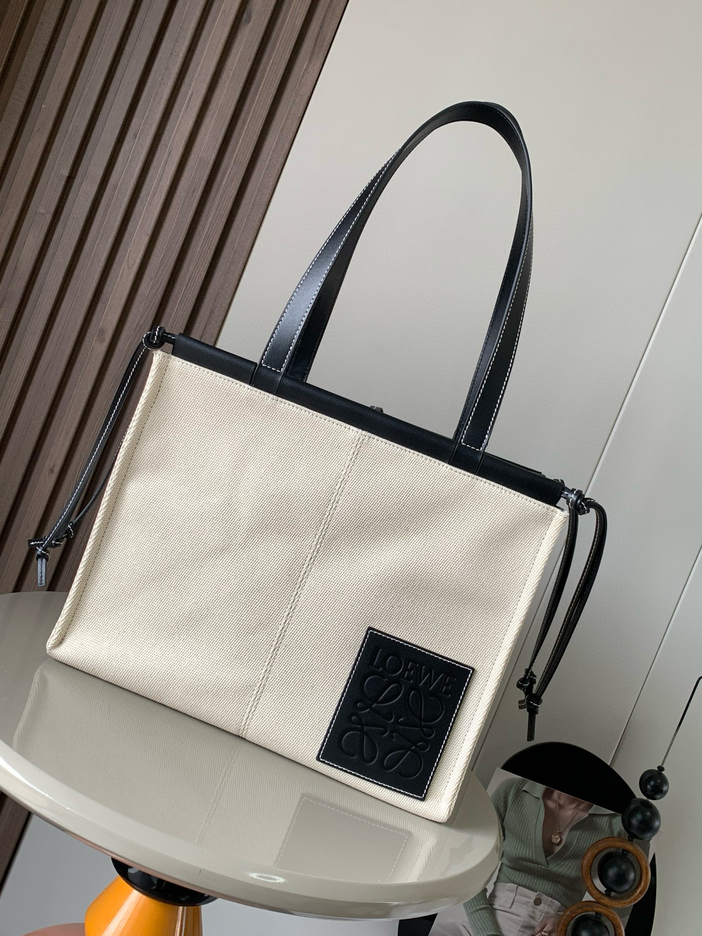 NO:205544,Authentic grade Every year, Luo family will release a special white cloth bag and it is also very popular. The toast bag two years ago, Paula’s bag last year, and this year welcoming the latest cushion tote bag~~ It’s so amazing!  The exclusive custom Taiwan imported canvas is paired with imported calfskin tie-in-type bag with four corner knotted rope straps, built-in fixed and overlapping 