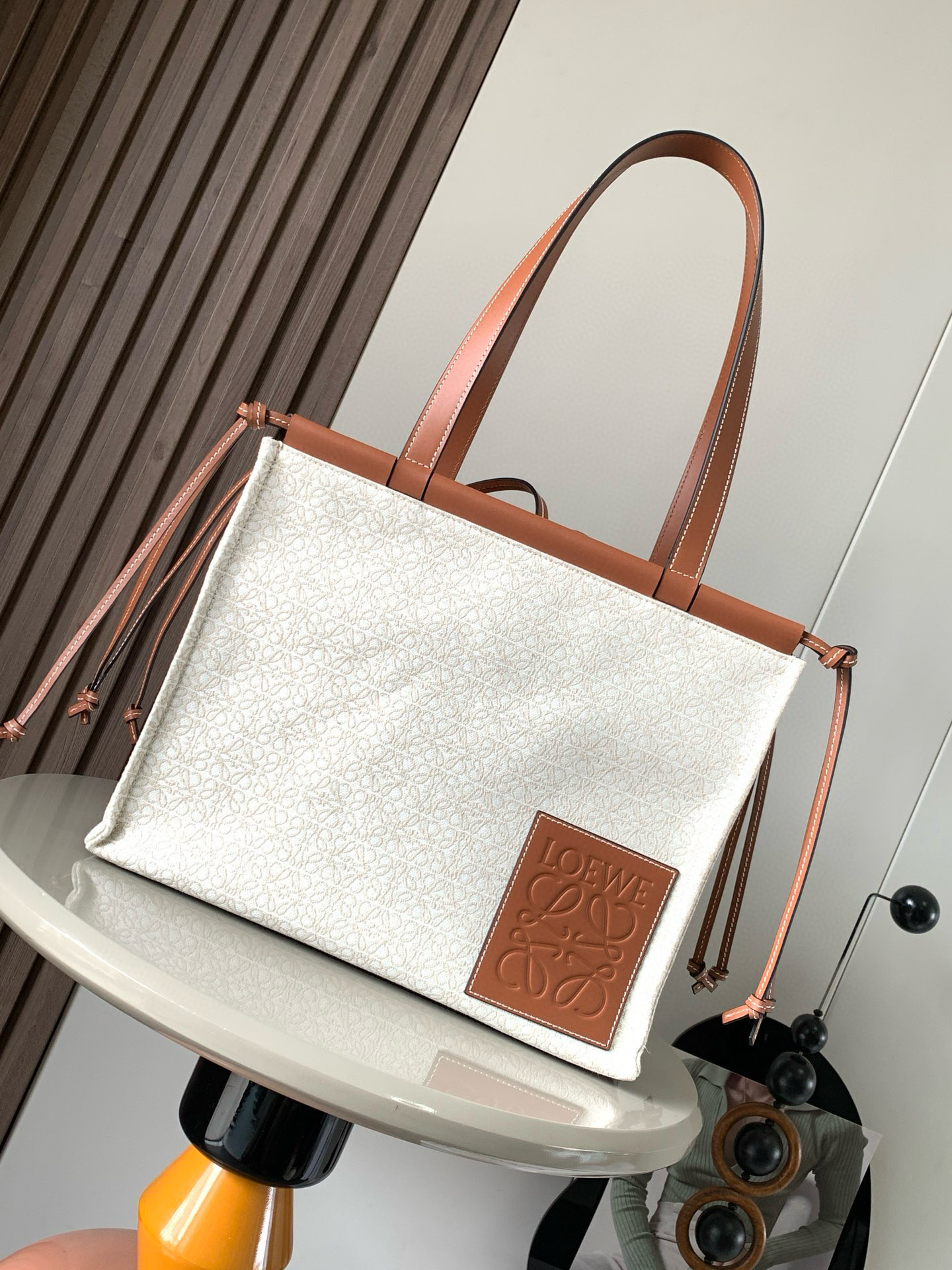 NO:205559,Authentic grade Every year, Luo family will release a special white cloth bag and it is also very popular. The toast bag two years ago, Paula’s bag last year, and this year welcoming the latest cushion tote bag~~ It’s so amazing!  The exclusive custom imported canvas in Taiwan and imported calfskin tie-in-type bag with four corner knotted rope straps, built-in fixed and overlapping 