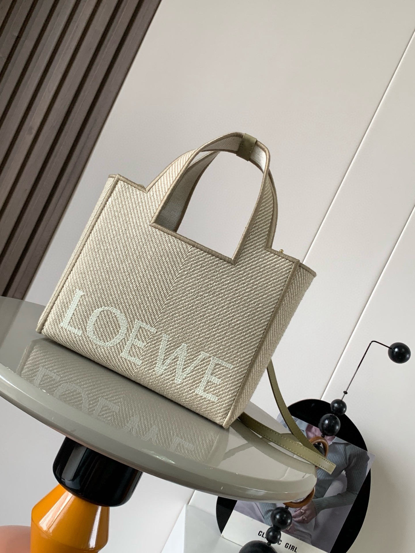 NO:205517,Genuine grade small jacquard canvas LOEWE Font Tote handbag LOEWE Font Tote is a rectangular handbag with contrasting color LOEWE logo. The small version is made of jacquard canvas with leather trim. * Can be shoulder-mounted, cross-body or portable * Removable and adjustable shoulder strap * Fabric lining Model number 9090 Color linen primary color Size 24cm~11cm~19.5cm, Loewe, loewe19860909正品级 小号提花帆布 LOEWE Font Tote 手袋 LOEWE Font Tote 是一款长方体手袋,饰有对比色 LOEWE 标志.小号版本以提花帆布制成饰有皮革饰边.＊可肩背、斜挎或手提＊可拆卸可调节肩带＊织物衬里 款号9090 颜色亚麻原色 尺寸24cm～11cm～19.5cm,罗意威,loewe,loewe,Bag
