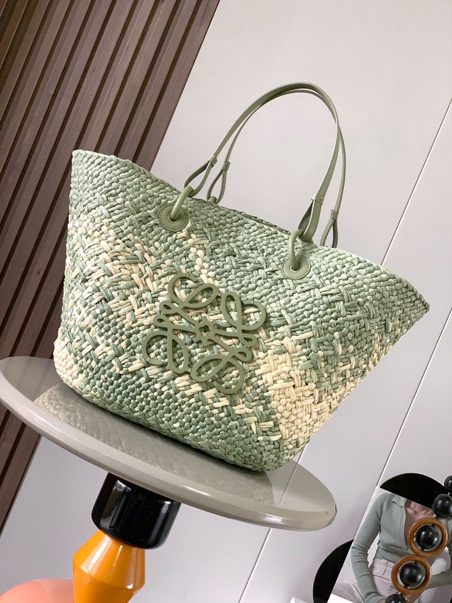 NO:205521,Genuine Grade Large Eraka Palm Fiber and Cowhide Leather Anagram Basket Handbags Many Celebrities The same style A traditional basket handbag with classic hand-woven wrap tubular cowhide straps, as well as a piece of cowhide Leather Anagram Embossed patch This small-sized version is made of Eraka palms, which are grown and harvested in Colombia and then dried by the Fair Trade Principles of Artist organized by Corporacion Oficio y Arte due to hand-made sizes, making each purchase two!  Must-have woven handbags in summer. If you want to choose a bag as a must-have for summer, it must be a woven bag that is suitable for daily wear and weekends. It can be directly filled with the atmosphere of summer. Anagram Basket handbags with classic hand-woven basket handbags. It is a holiday style. ◇ Must-have for summer matching. Size 46CM~24CM~15CM. Model number 8008. Color olive green, Loewe, cowhide.19860909正品级 大号伊拉卡棕榈纤维和牛皮革 Anagram Basket 手袋超多明星同款一个传统的篮子手袋带有经典的手工编织包身管状牛皮革带子,以及一块牛皮革 Anagram 压纹贴片这个小尺寸版本采用伊拉卡棕榈制成,这种棕榈树在哥伦比亚种植收获并晒干,然后由公平贸易原则指导的 Corporacion Oficio y Arte 组织的女工匠编织由于手工制作,尺寸可能略有不同,使每次购买都二！夏天必备编织手袋,如果要选一只包包作为夏日必备那一定是编织包既适合日常穿搭,也适合周末外出,把夏日的氛围感直接拉满Anagram Basket手袋带有经典手工编织的篮子手袋.随手一背就是度假风◇夏日搭配必备 尺寸46CM～24CM～15CM 款号8008 颜色橄榄绿,罗意威,loewe,cowhide,Bag