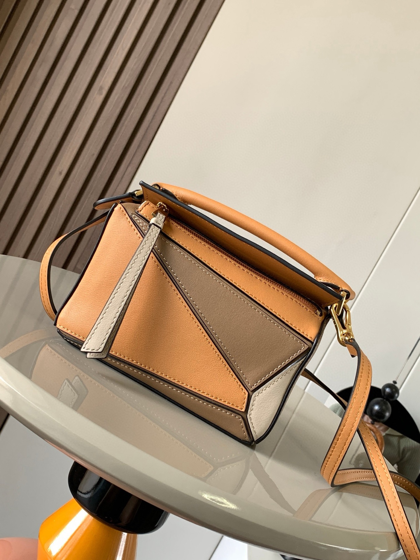 NO:205563,Genuine grade hot geometric bag mini 18CM original imported Napa calfskin Puzzle handbag is creative director Jonathan.  Anderson has created Puzzle's unique geometric lines for the first handbag rectangular shape and precise cutting technology for L0EWE. This mini version is made of classic cowhide leather. The mini Puzzle can accommodate, for example, a small vertical wallet, most sized mobile phones (up to 6.1 inches) and sunglasses case crossbody, shoulder, hand hold or top carry. The weight of the removable shoulder strap bag is almost ignored. It is practical to stir-fry chicken, and it is used to install a mobile phone with a small wallet lipstick powder when you go out. It has no cumbersome feeling, and life is easy and pleasant from now on (the xs, plus you care most about is OK) Size 18~12.5~8CM Model number 9016 Color light caramel spelling, Loewe, wallets, cowhide19860909正品级 爆款几何包迷你18CM原厂进口纳帕小牛皮Puzzle手袋是创意总监乔纳森．安德森为 L0EWE 推出的首款手提包长方体形状和精确的切割技术创造了 Puzzle 独特的几何线条.这个迷你版本采用经典牛皮革制成迷你 Puzzle 可以容纳例如一只小号垂直钱包、大多数尺寸的手机（最大6.1英寸）和太阳镜盒斜挎、肩背、手拿或顶部提手携带.可拆卸肩带包包自身重量几乎忽略,炒鸡实用,出门装手机小钱包口红粉饼,毫无累赘感,轻松愉快人生从此开启(你们最关心的xs,plus都ok哈） 尺寸18～12.5～8CM 款号9016 颜色浅焦糖拼,罗意威,loewe,wallets,cowhide,Bag