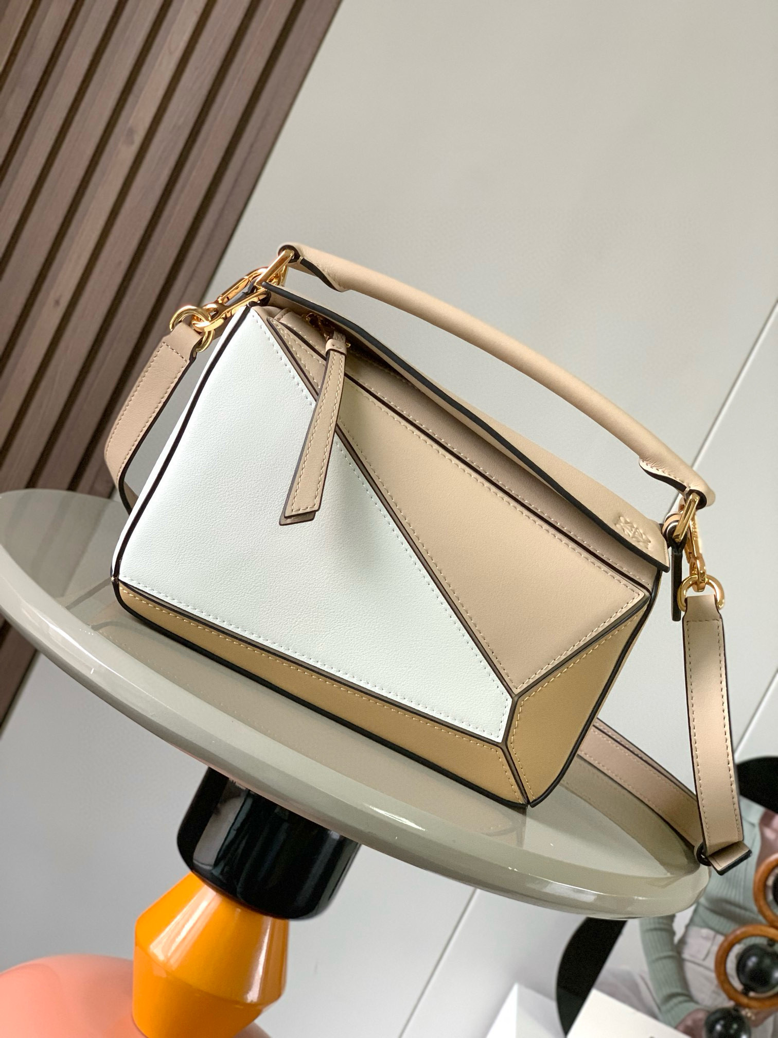 NO:205568,Genuine Grade Geometric Bag 24CMPuzzle Handbag Original imported calfskin plain paper Luojia's popular geometric bag Puzzle Handbag is the first handbag for L0EWE's first handbag rectangular shape and precise cutting technology. Puzzle's unique geometric lines This small-size version is made of soft grain cowhide leather * Small Puzzle can accommodate for example a large wallet, mobile phones of all sizes and sunglasses of oblique, shoulder back, hand hold or top handle carrying * removable Size 24CM~16CM~10CM Model number 9005 Color beige and soft white, Loewe, loewe, wallets, cowhide19860909正品级 几何包24CMPuzzle手袋原厂进口小牛皮平纹 罗家爆款几何包Puzzle 手袋是创意总监乔纳森·安德森（ Jonathan Anderson）为 L0EWE 推出的首款手提包长方体形状和精确的切割技术创造了 Puzzle 独特的几何线条这个小尺寸版本采用柔软粒面牛皮革制成＊小号 Puzzle 可以容纳例如一只大号钱包、所有尺寸的手机和太阳镜斜、肩背、手拿或顶部提手携带＊可拆卸 尺寸24CM～16CM～10CM 款号9005 颜色米白拼柔白,罗意威,loewe,loewe,wallets,cowhide,Bag
