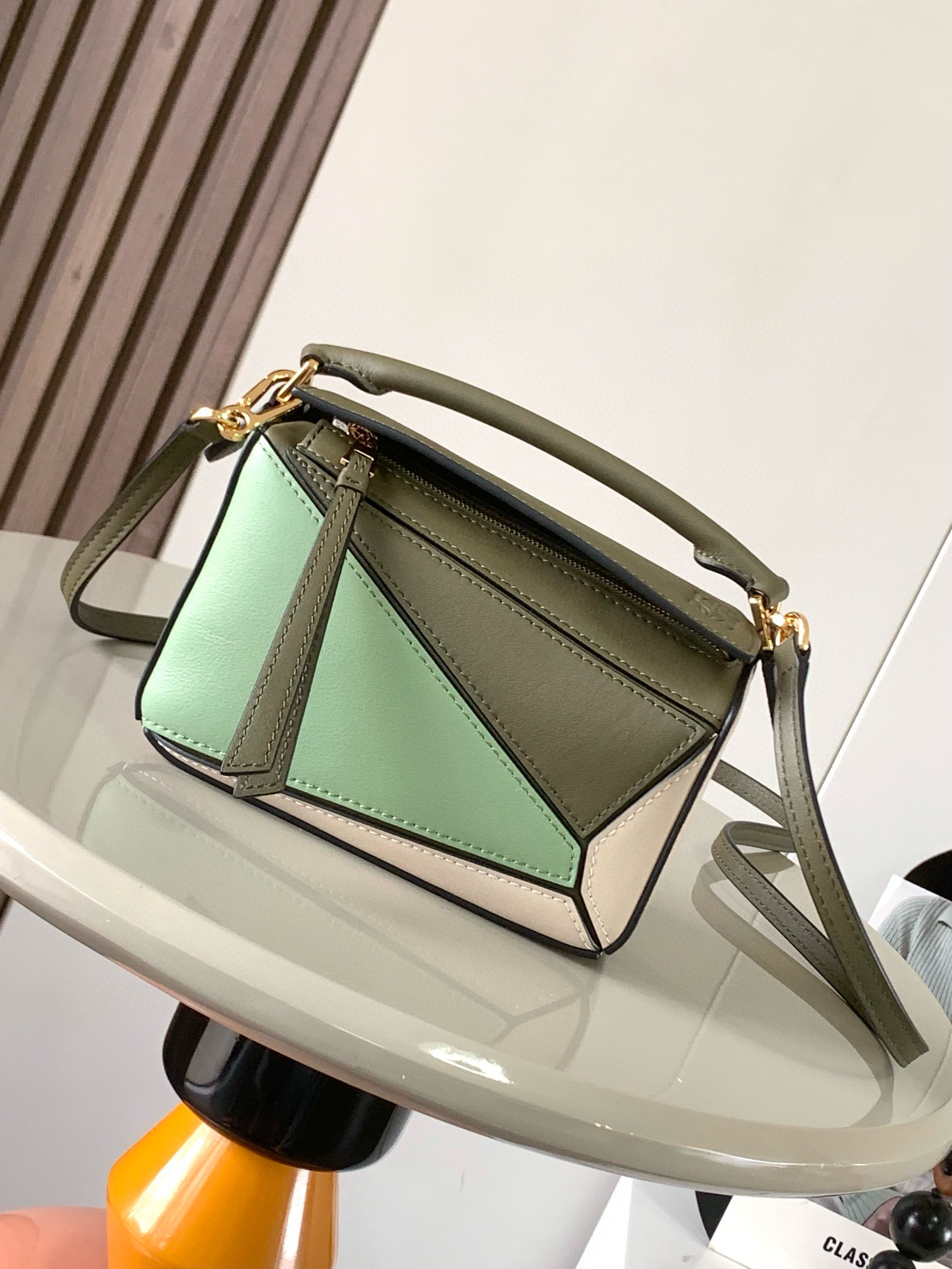 NO:205578,Genuine grade hot geometric bag mini 18CM original imported Napa calfskin Puzzle handbag is creative director Jonathan.  Anderson has created the unique geometric lines of Puzzle for the first handbag rectangular shape and precise cutting technology for L0EWE. This mini version is made of classic cowhide leather. The mini Puzzle can accommodate, for example, a small vertical wallet, most sized mobile phones (up to 6.1 inches) and sunglasses case cross-body, shoulders, hand holds or top handles. The weight of the removable shoulder strap bag is almost ignored. It is practical to stir-fry chicken, and it is used to install a mobile phone with a small wallet lipstick powder when you go out. It has no cumbersome feeling, and life is easy and pleasant from now on (the xs, plus you care most about is OK) Size 18~12.5~8CM Model number 9016 Color green oatmeal color, Loewe, wallets, cowhide19860909正品级 爆款几何包迷你18CM原厂进口纳帕小牛皮Puzzle手袋是创意总监乔纳森．安德森为 L0EWE 推出的首款手提包长方体形状和精确的切割技术创造了 Puzzle 独特的几何线条.这个迷你版本采用经典牛皮革制成迷你 Puzzle 可以容纳例如一只小号垂直钱包、大多数尺寸的手机（最大6.1英寸）和太阳镜盒斜挎、肩背、手拿或顶部提手携带.可拆卸肩带包包自身重量几乎忽略,炒鸡实用,出门装手机小钱包口红粉饼,毫无累赘感,轻松愉快人生从此开启(你们最关心的xs,plus都ok哈） 尺寸18～12.5～8CM 款号9016 颜色绿色拼燕麦色,罗意威,loewe,wallets,cowhide,Bag